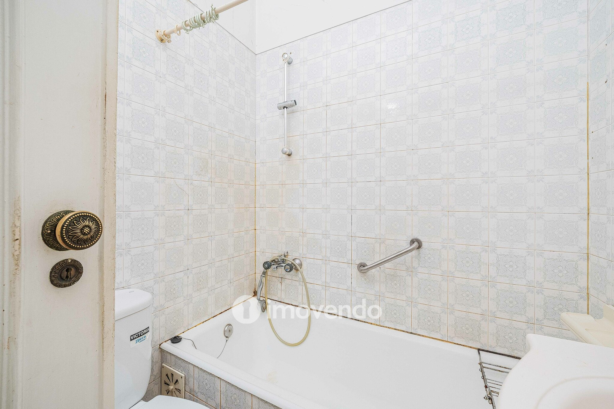 Apartamento T3 com áreas amplas, para renovação, em Benfica