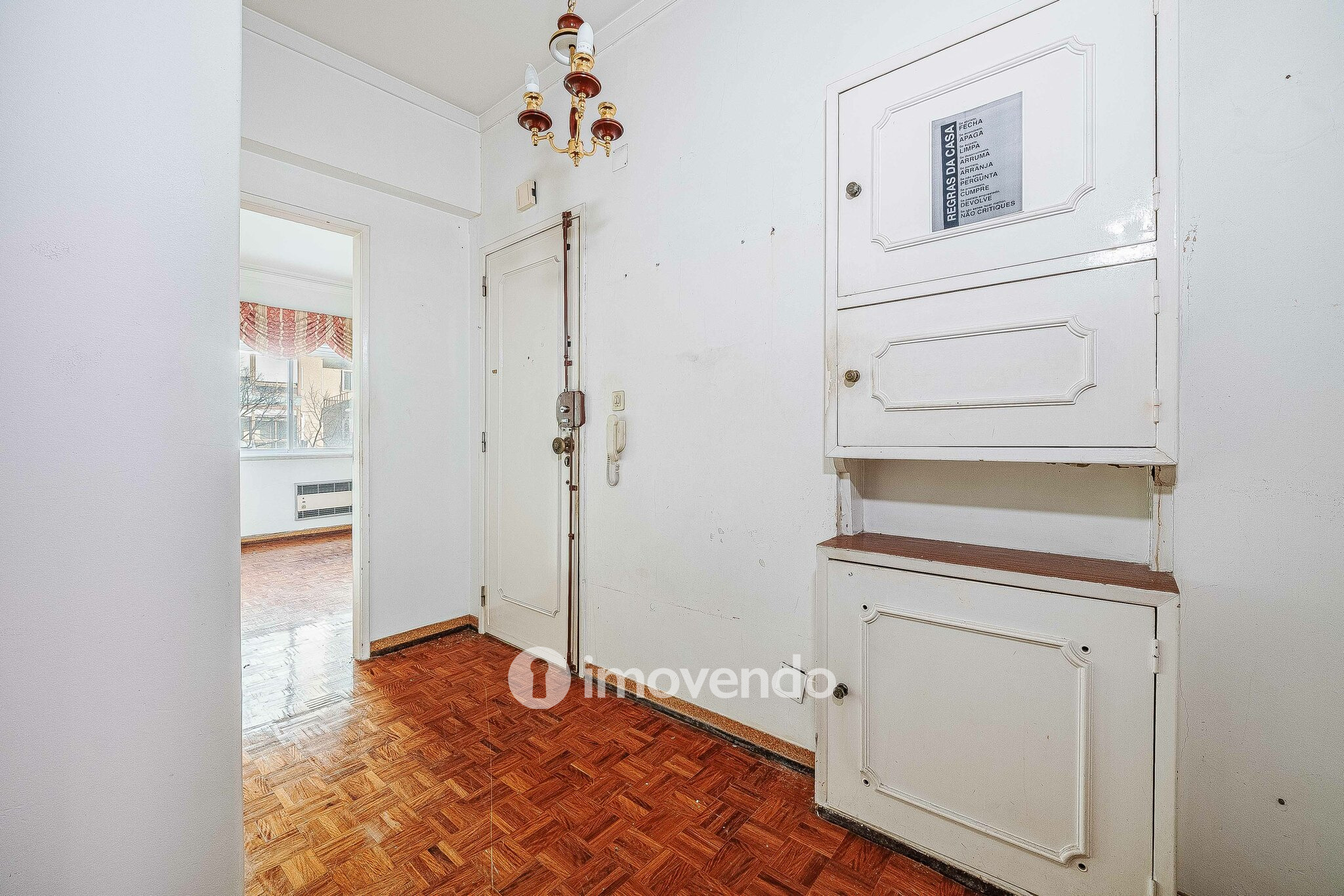 Apartamento T3 com áreas amplas, para renovação, em Benfica