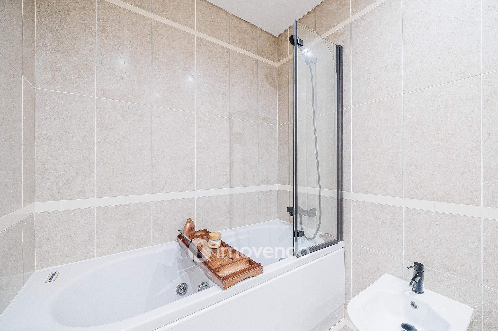 Apartamento T3 com garagem, em condomínio com piscina, em Bicesse