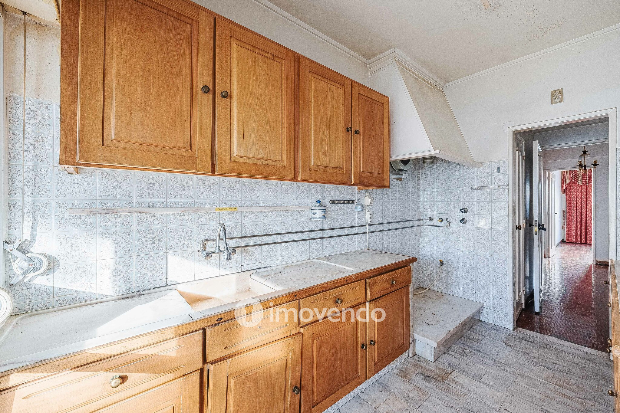 Apartamento T3 com áreas amplas, para renovação, em Benfica