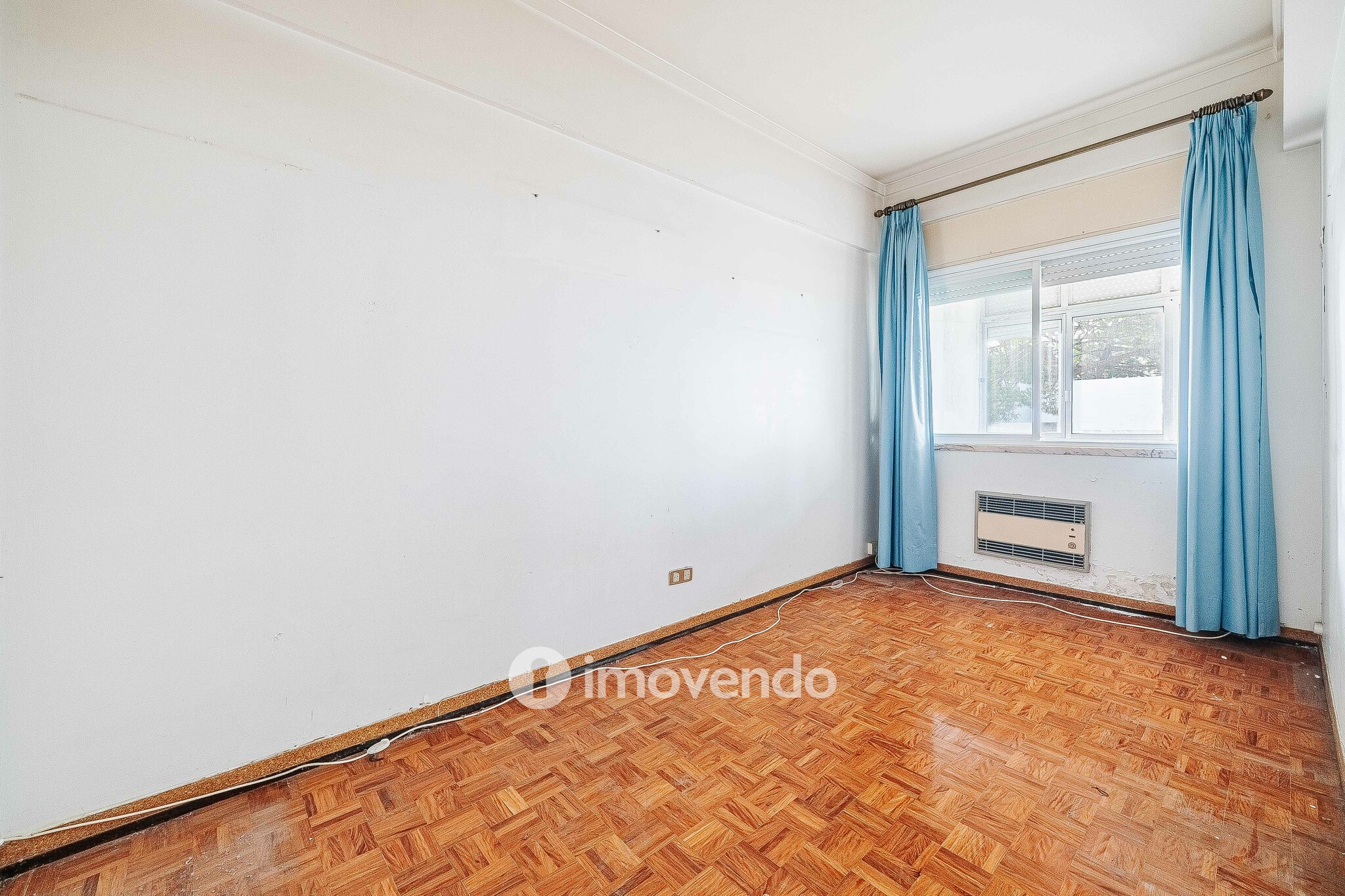 Apartamento T3 com áreas amplas, para renovação, em Benfica