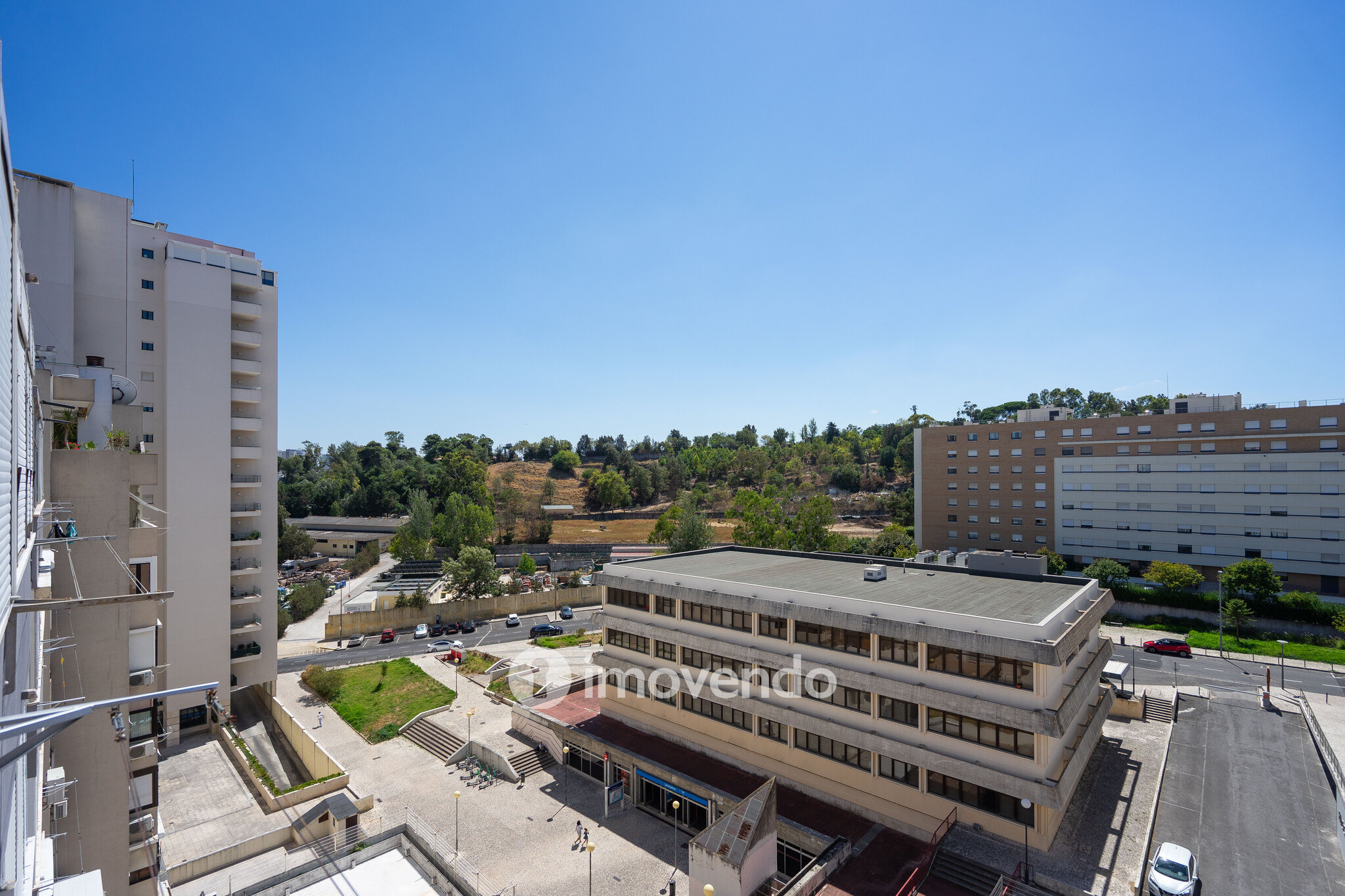 Apartamento T3, com arrecadação e boas áreas, na Estrada da Luz