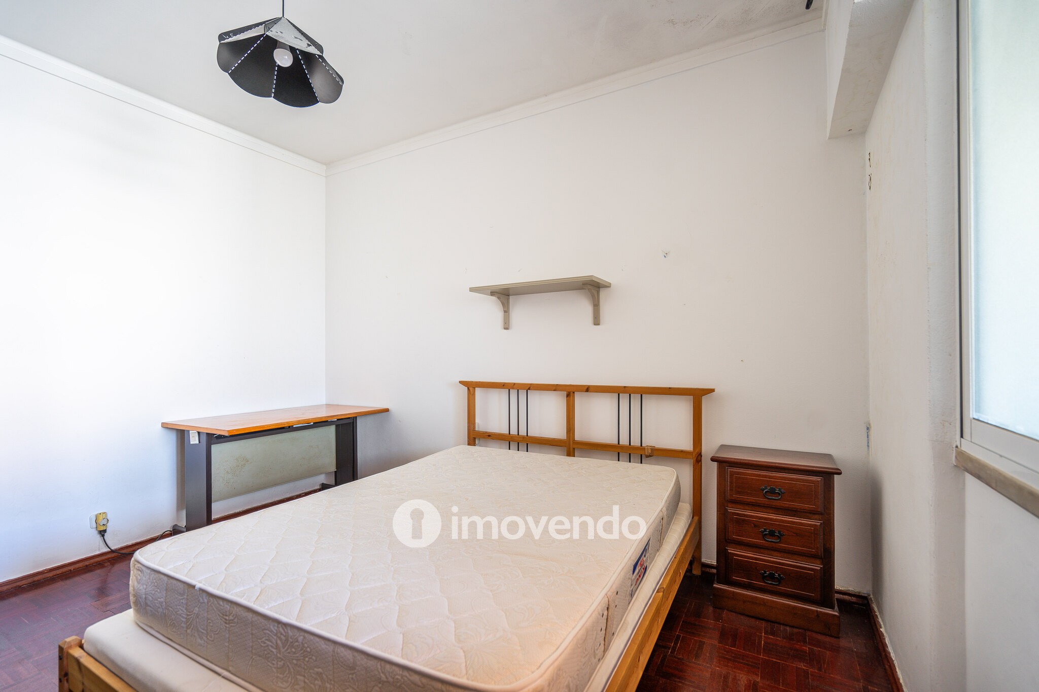Apartamento T3, com arrecadação e boas áreas, na Estrada da Luz