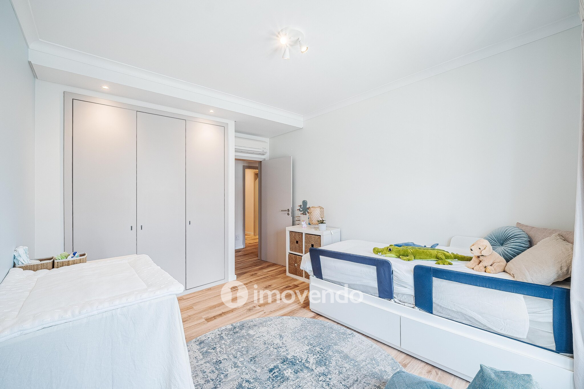 Apartamento T3 com garagem, em condomínio com piscina, em Bicesse