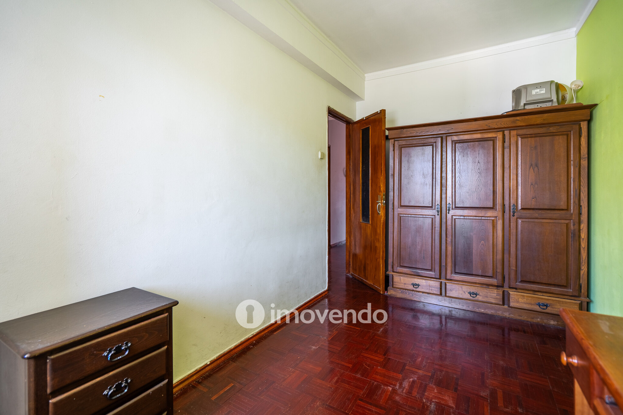 Apartamento T3, com arrecadação e boas áreas, na Estrada da Luz