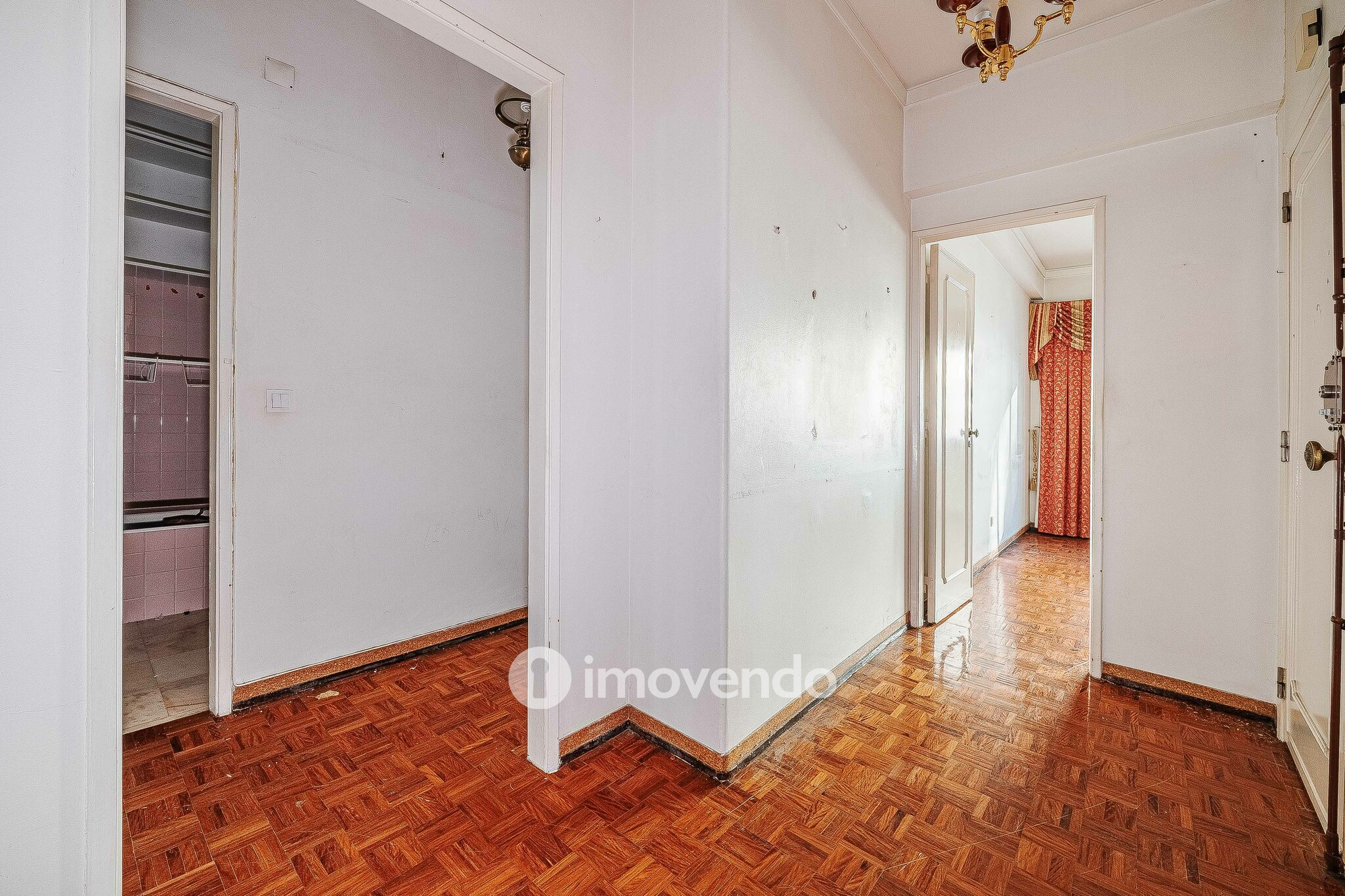 Apartamento T3 com áreas amplas, para renovação, em Benfica