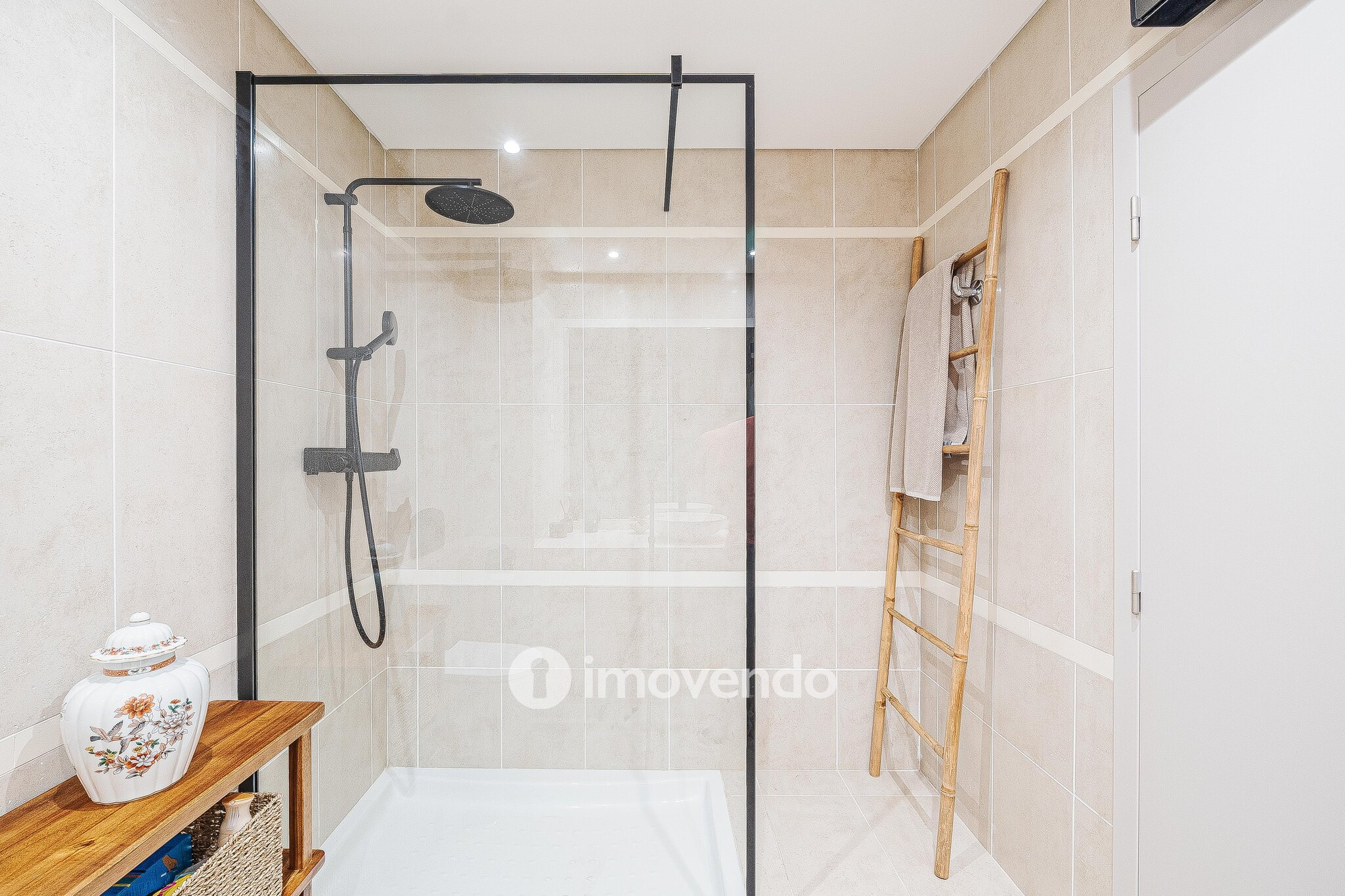 Apartamento T3 com garagem, em condomínio com piscina, em Bicesse