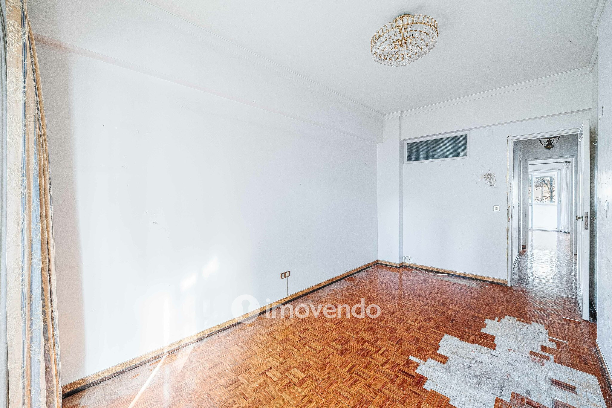 Apartamento T3 com áreas amplas, para renovação, em Benfica