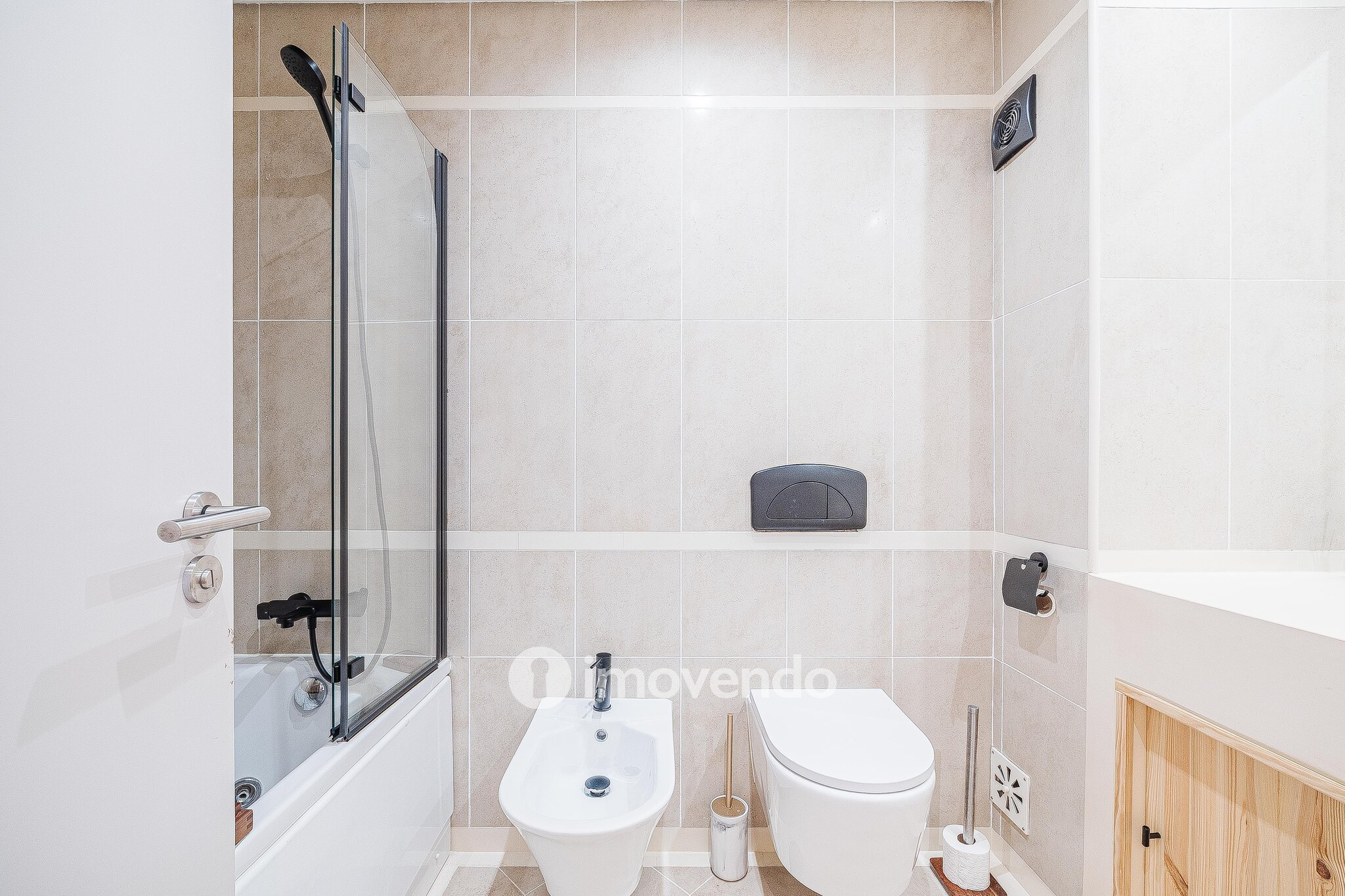 Apartamento T3 com garagem, em condomínio com piscina, em Bicesse
