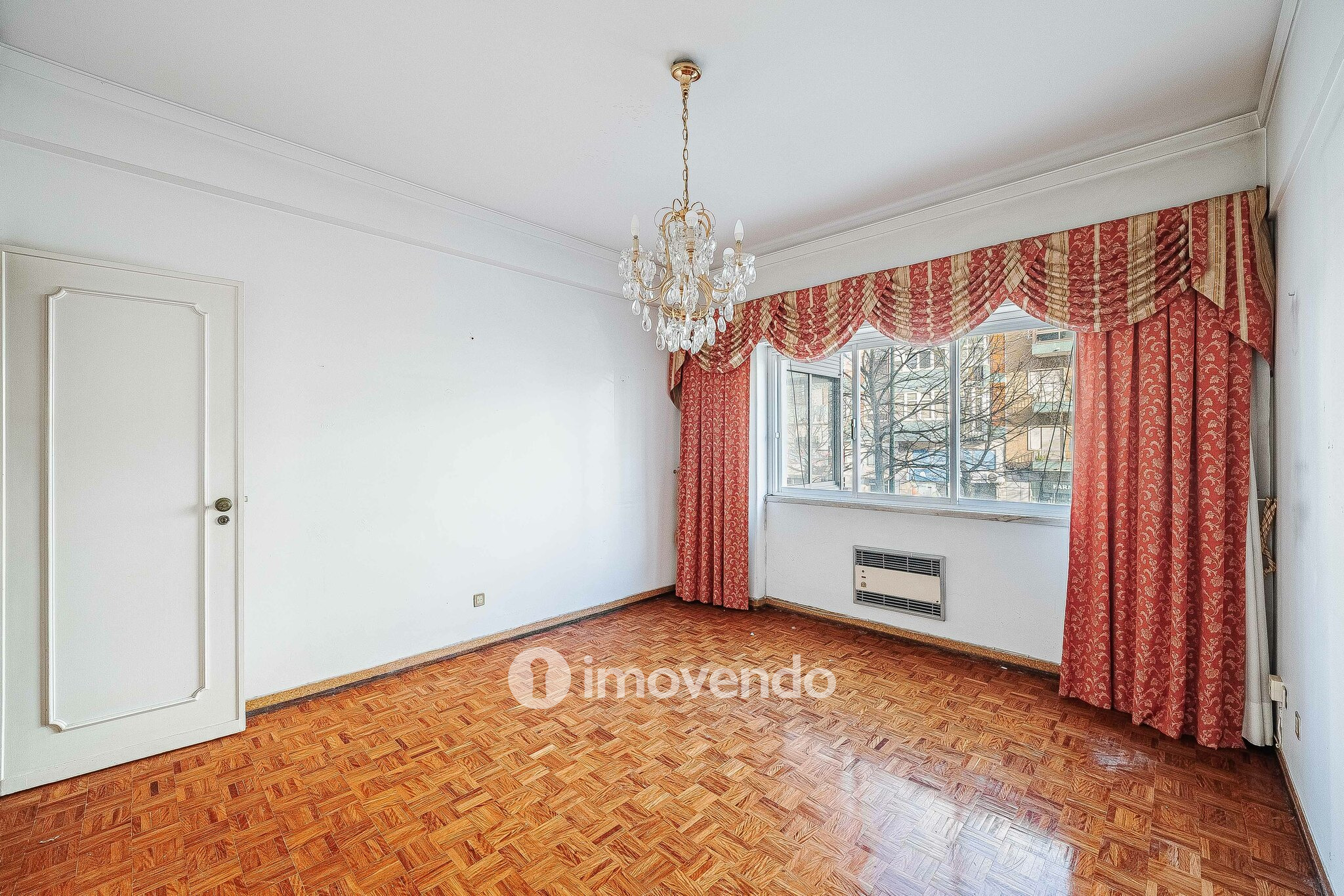 Apartamento T3 com áreas amplas, para renovação, em Benfica