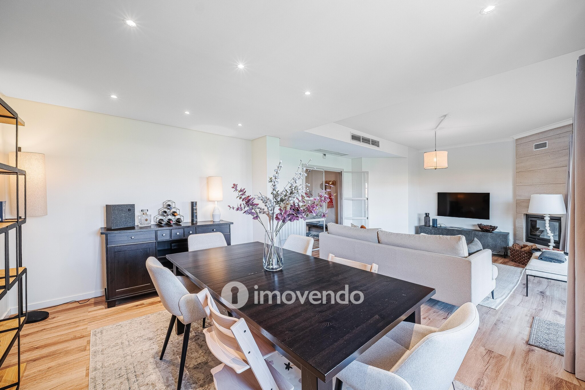 Apartamento T3 com garagem, em condomínio com piscina, em Bicesse