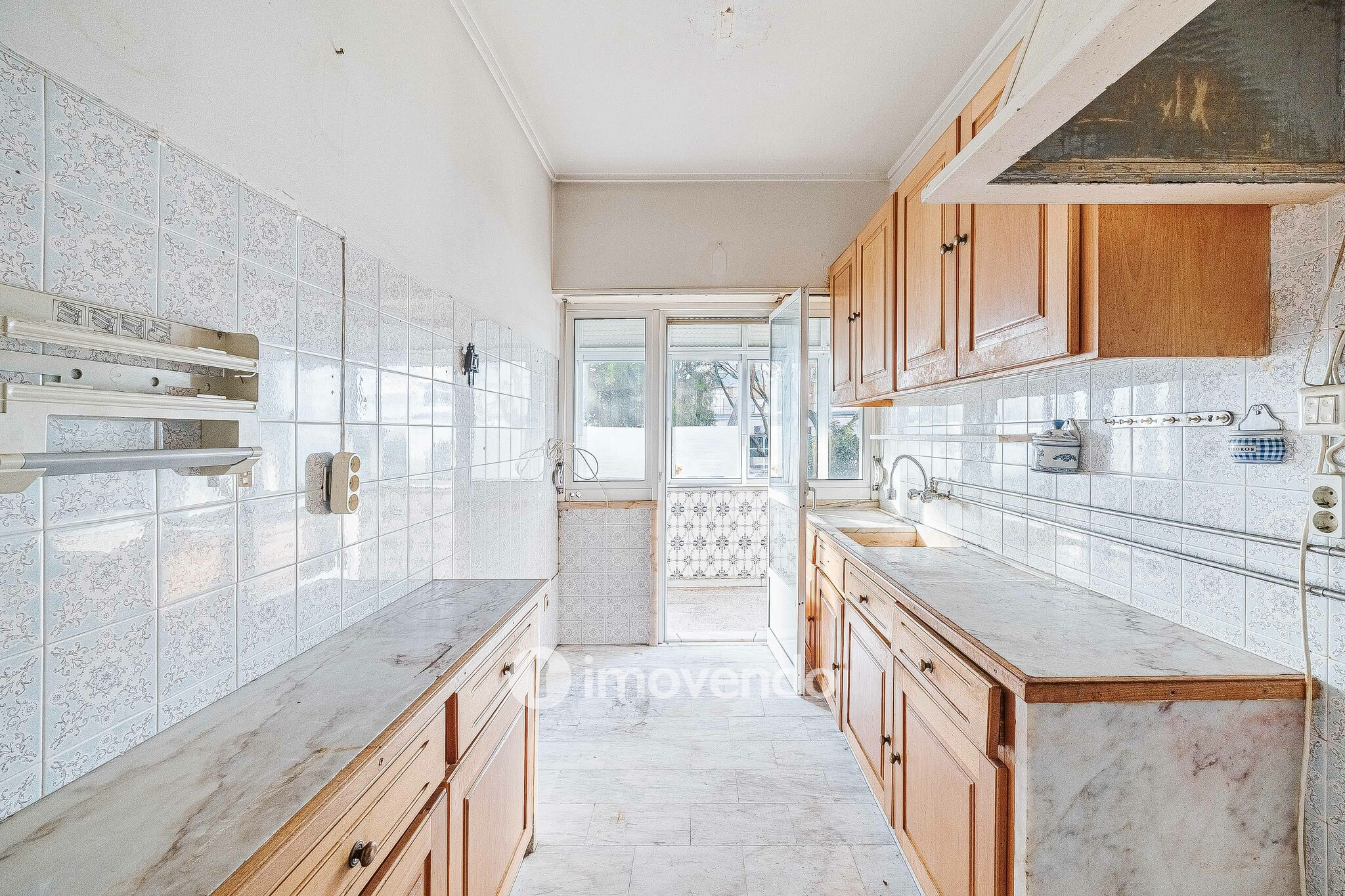 Apartamento T3 com áreas amplas, para renovação, em Benfica