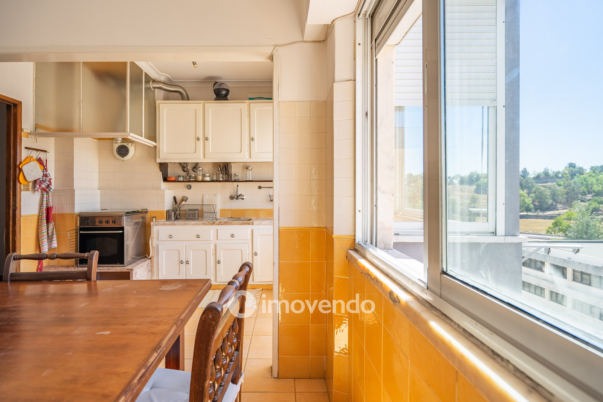 Apartamento T3, com arrecadação e boas áreas, na Estrada da Luz
