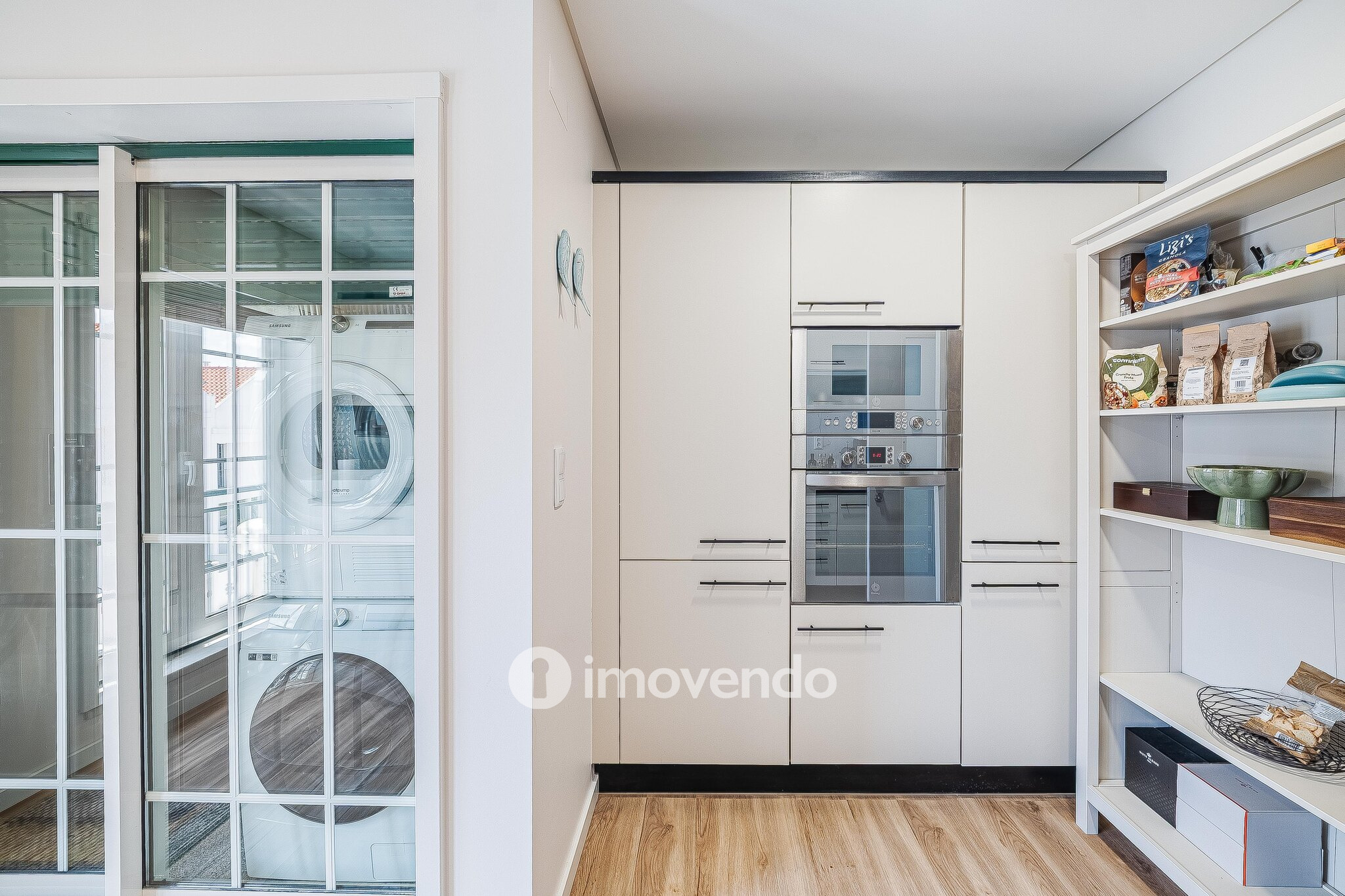 Apartamento T3 com garagem, em condomínio com piscina, em Bicesse