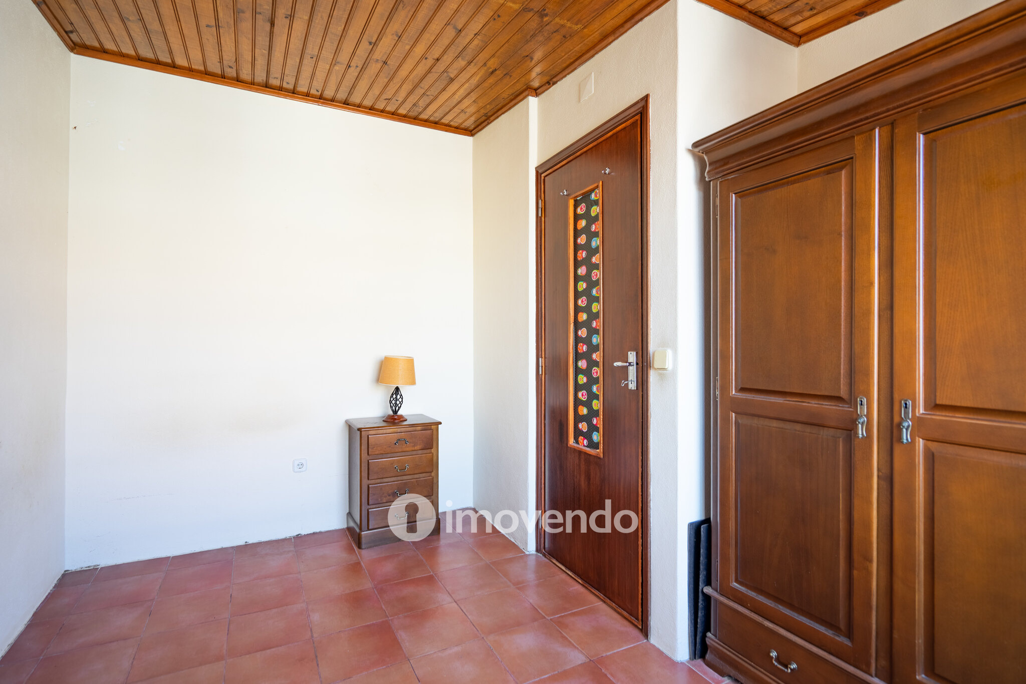 Apartamento T3, com arrecadação e boas áreas, na Estrada da Luz