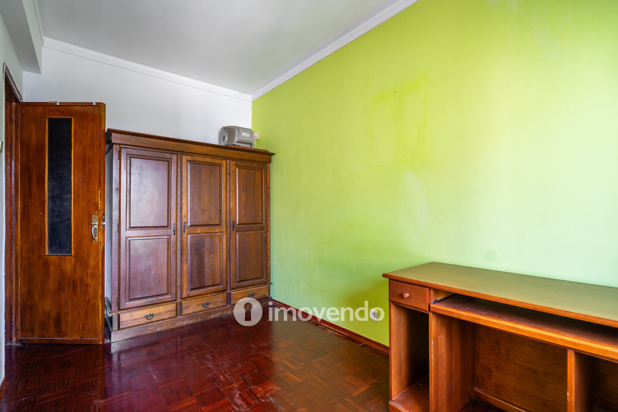 Apartamento T3, com arrecadação e boas áreas, na Estrada da Luz