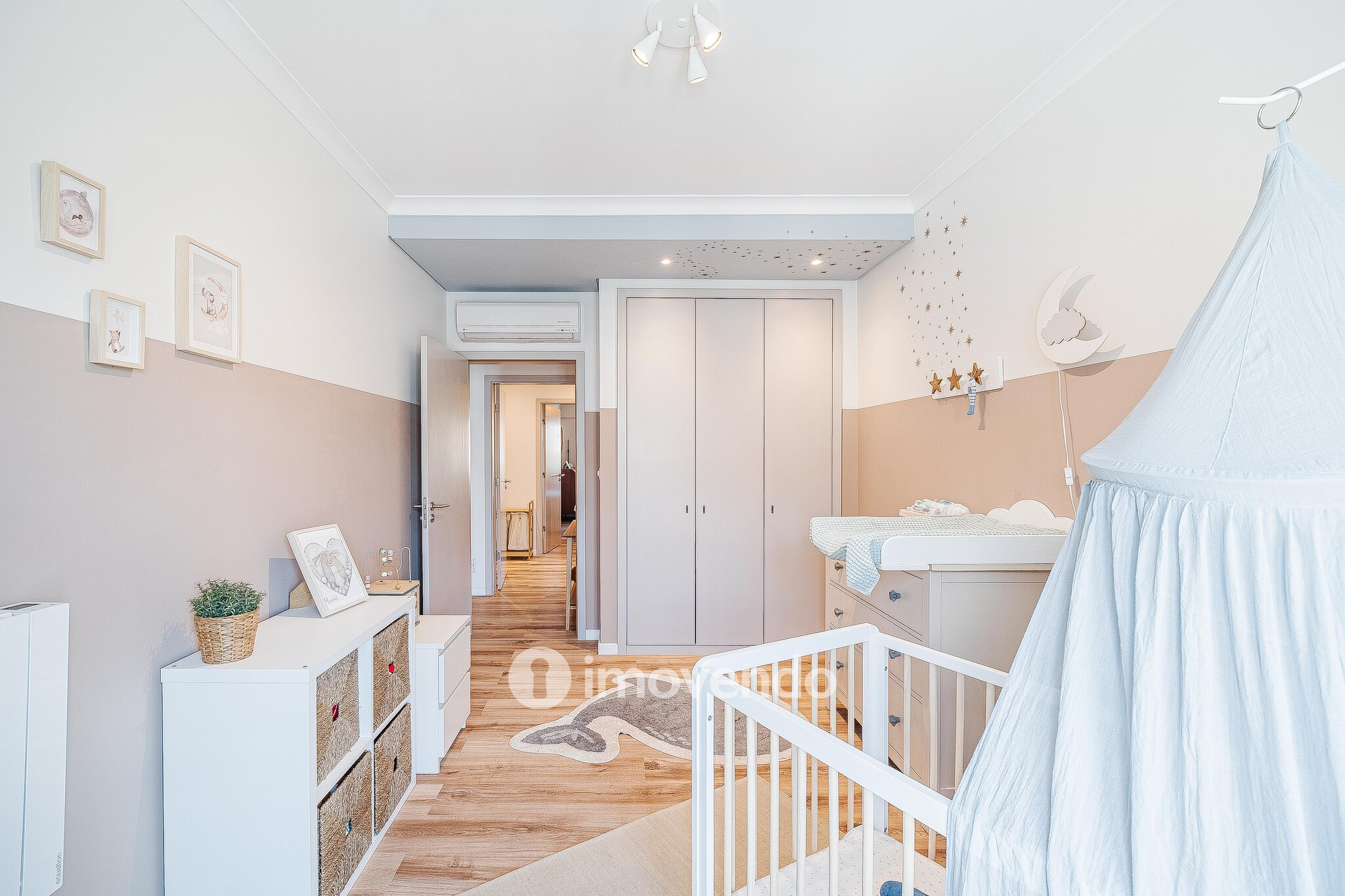 Apartamento T3 com garagem, em condomínio com piscina, em Bicesse