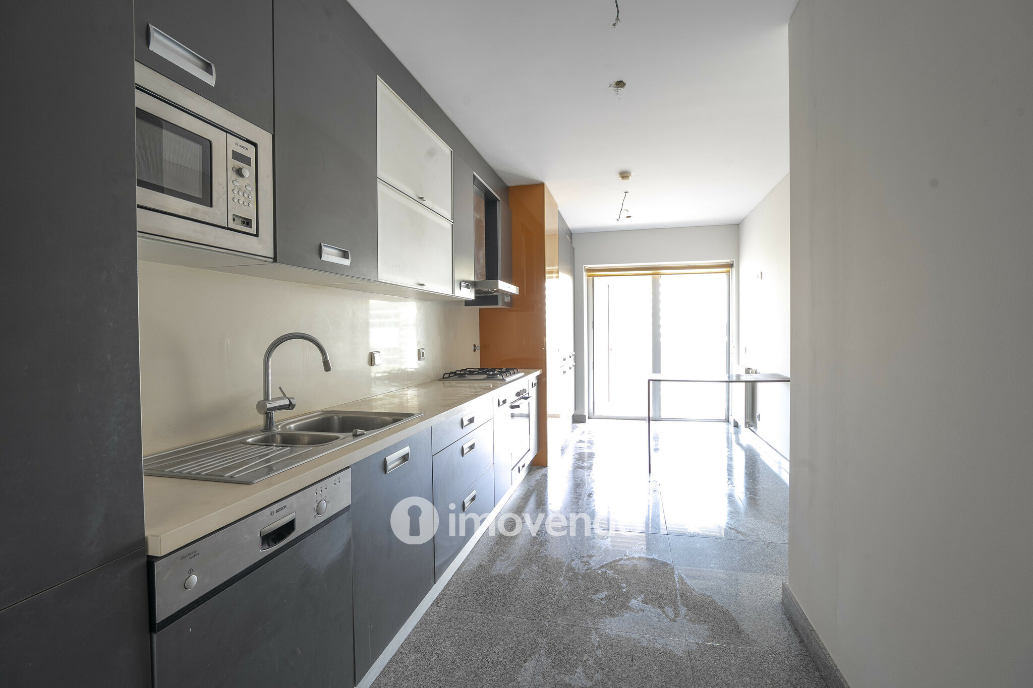 Apartamento T4, com vista rio e estacionamento, em Vila Nova de Gaia