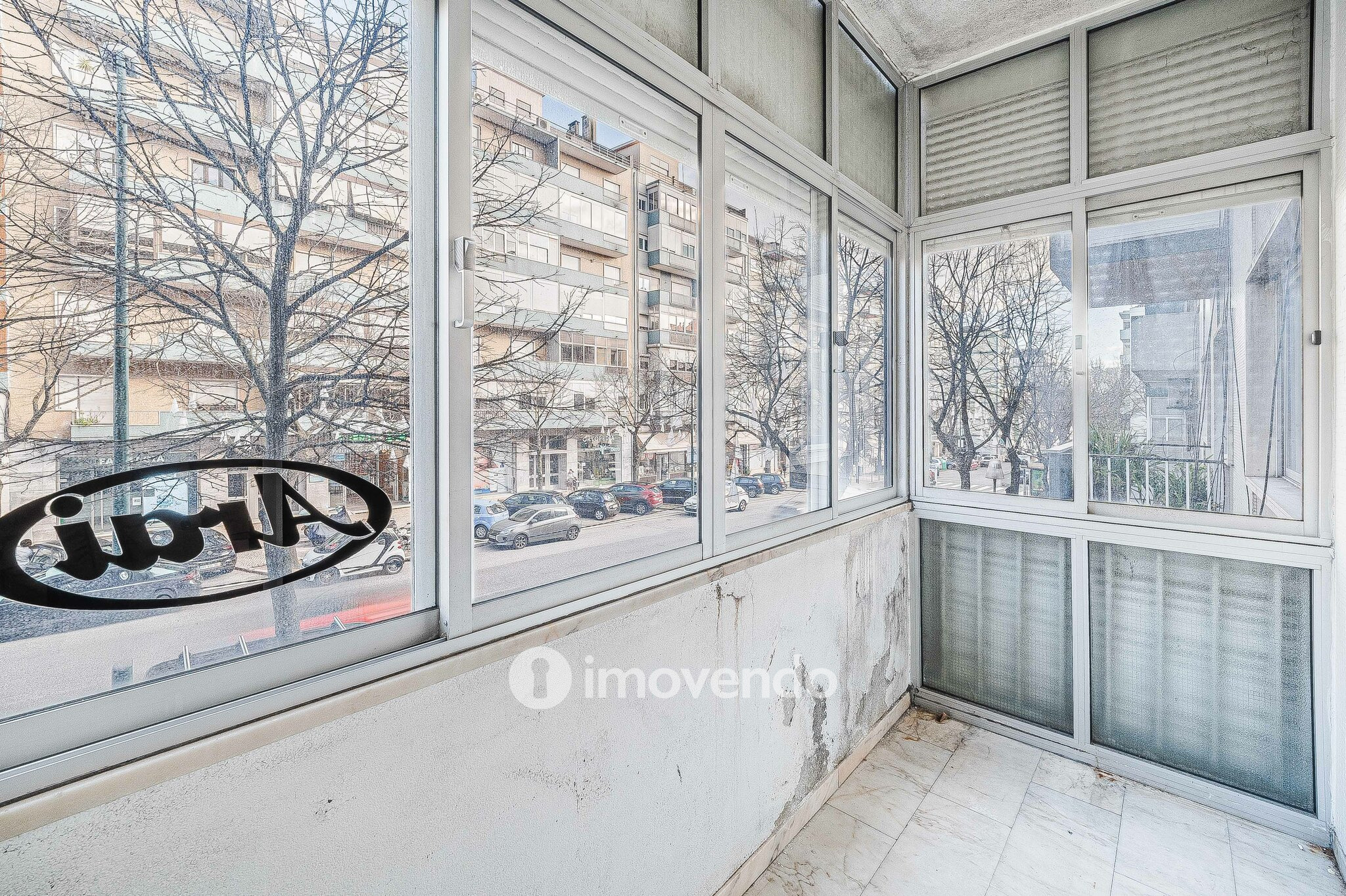 Apartamento T3 com áreas amplas, para renovação, em Benfica