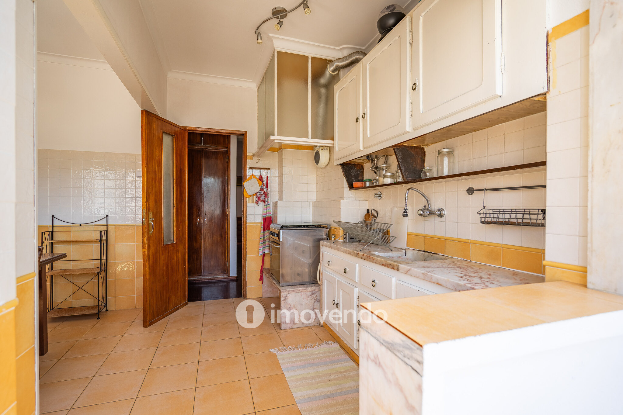 Apartamento T3, com arrecadação e boas áreas, na Estrada da Luz