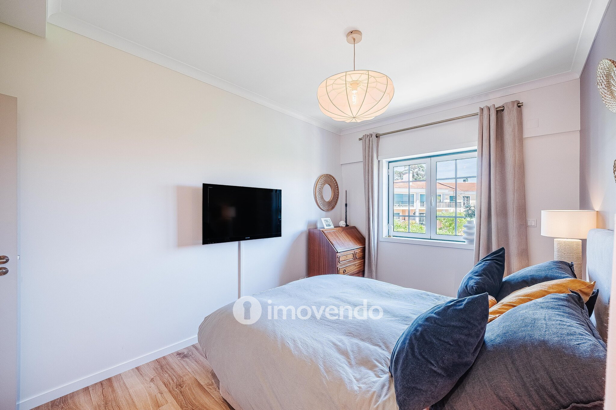 Apartamento T3 com garagem, em condomínio com piscina, em Bicesse