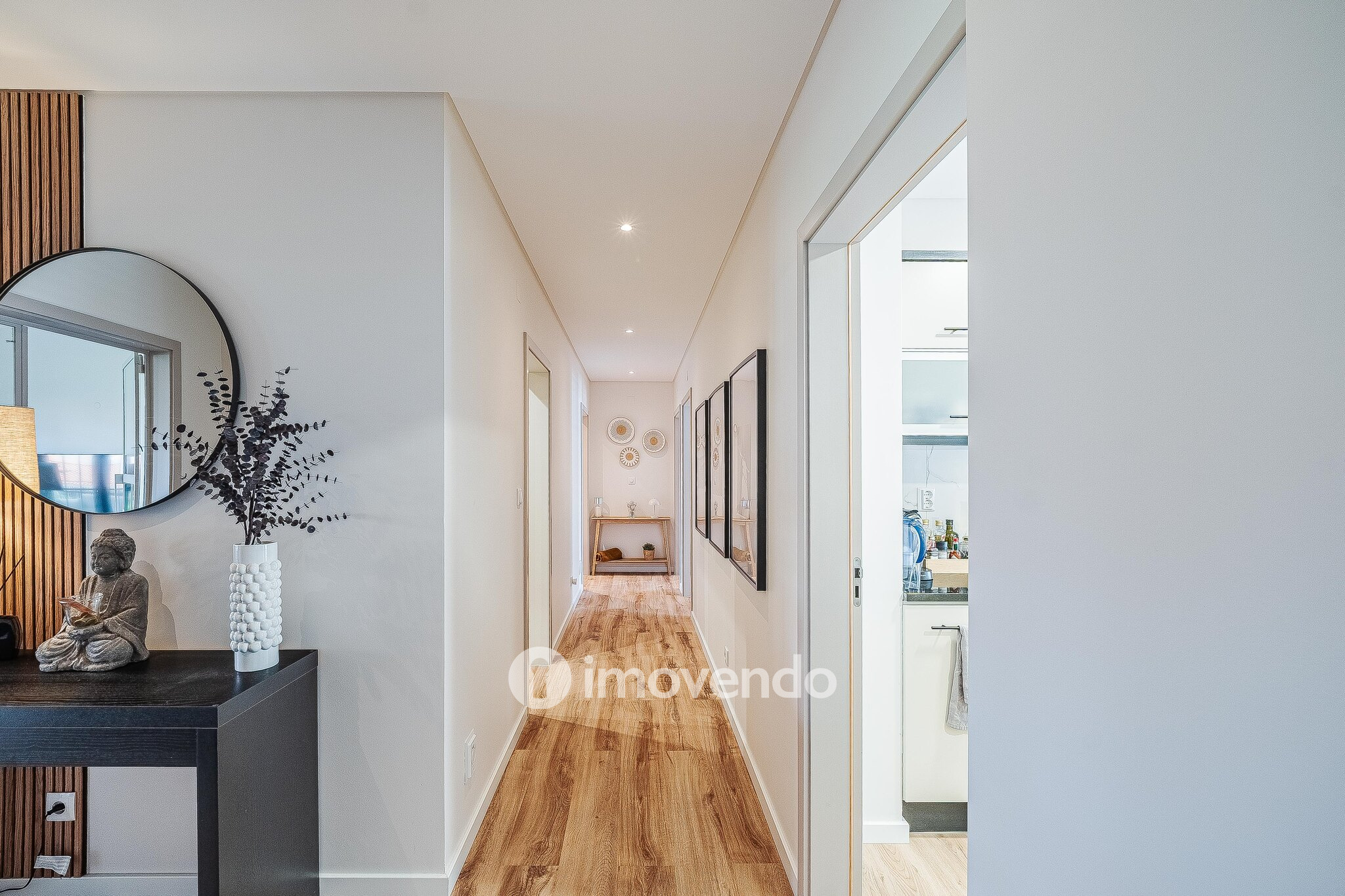 Apartamento T3 com garagem, em condomínio com piscina, em Bicesse