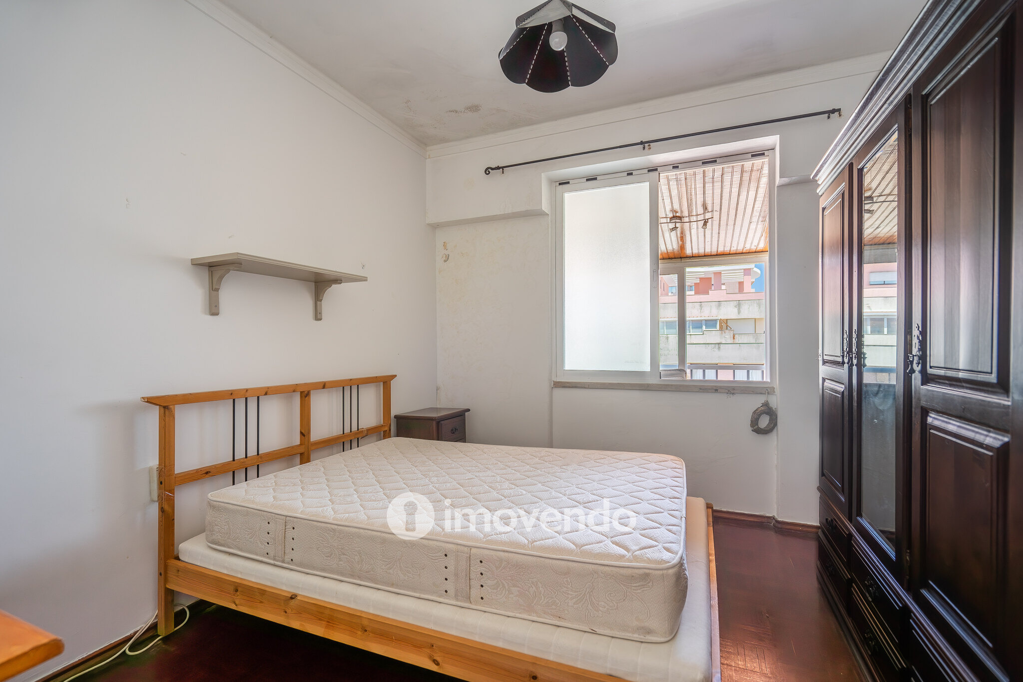 Apartamento T3, com arrecadação e boas áreas, na Estrada da Luz