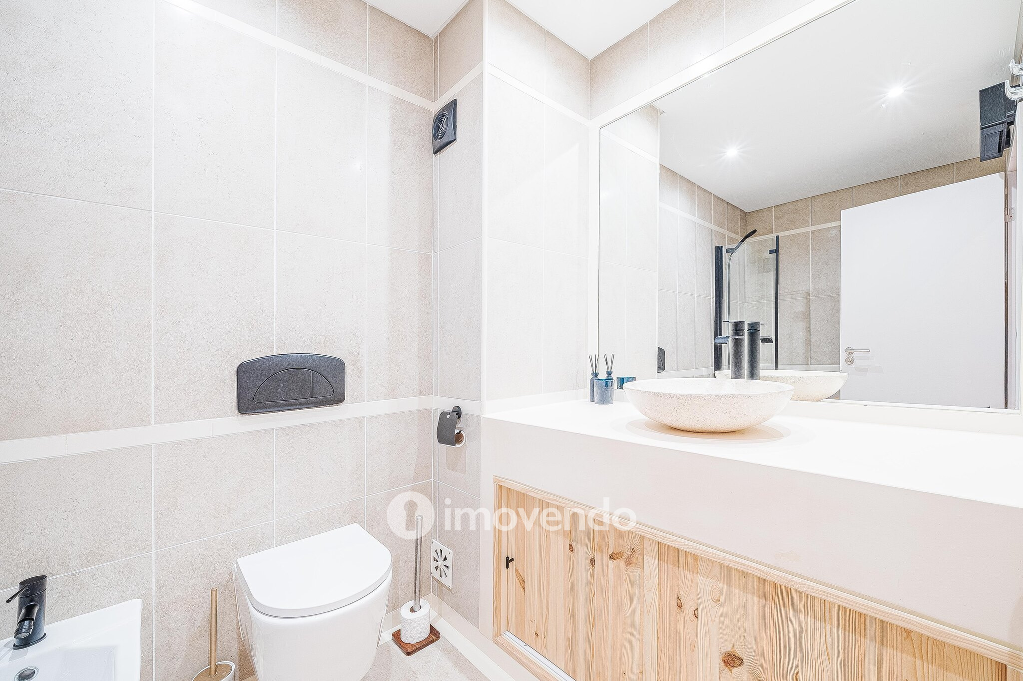 Apartamento T3 com garagem, em condomínio com piscina, em Bicesse