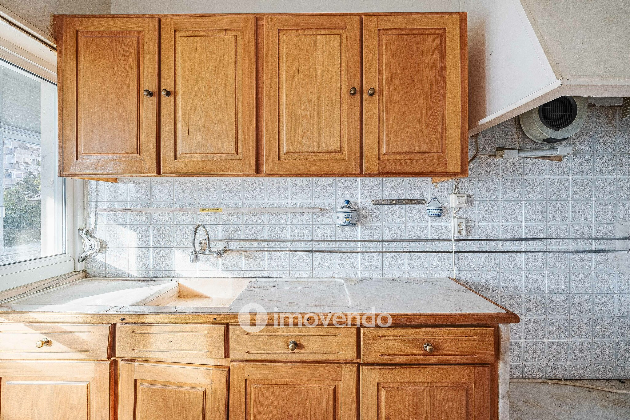 Apartamento T3 com áreas amplas, para renovação, em Benfica