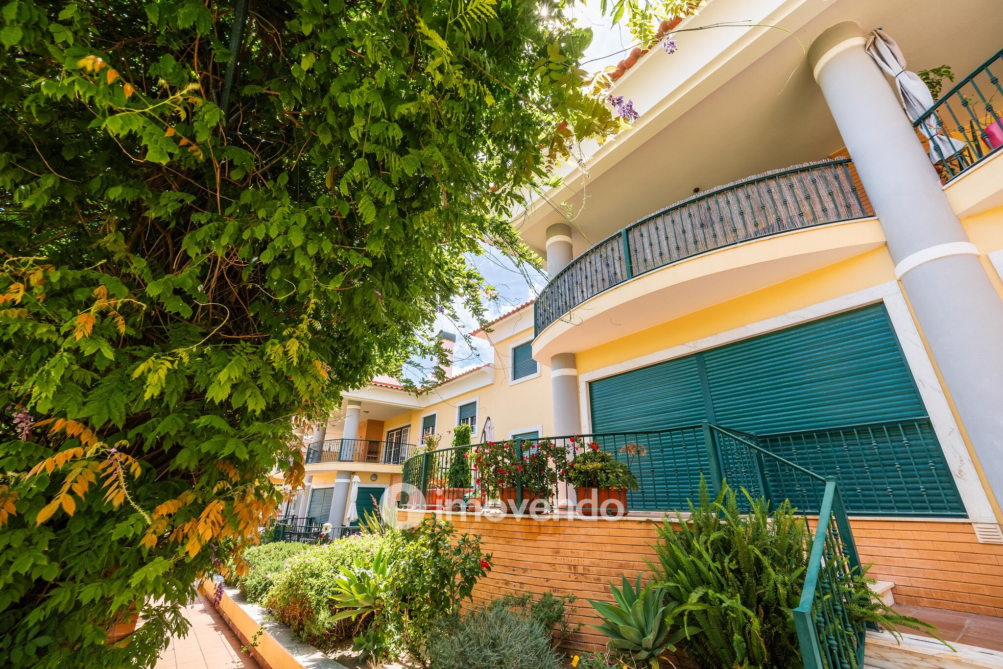 Apartamento T3 com garagem, em condomínio com piscina, em Bicesse