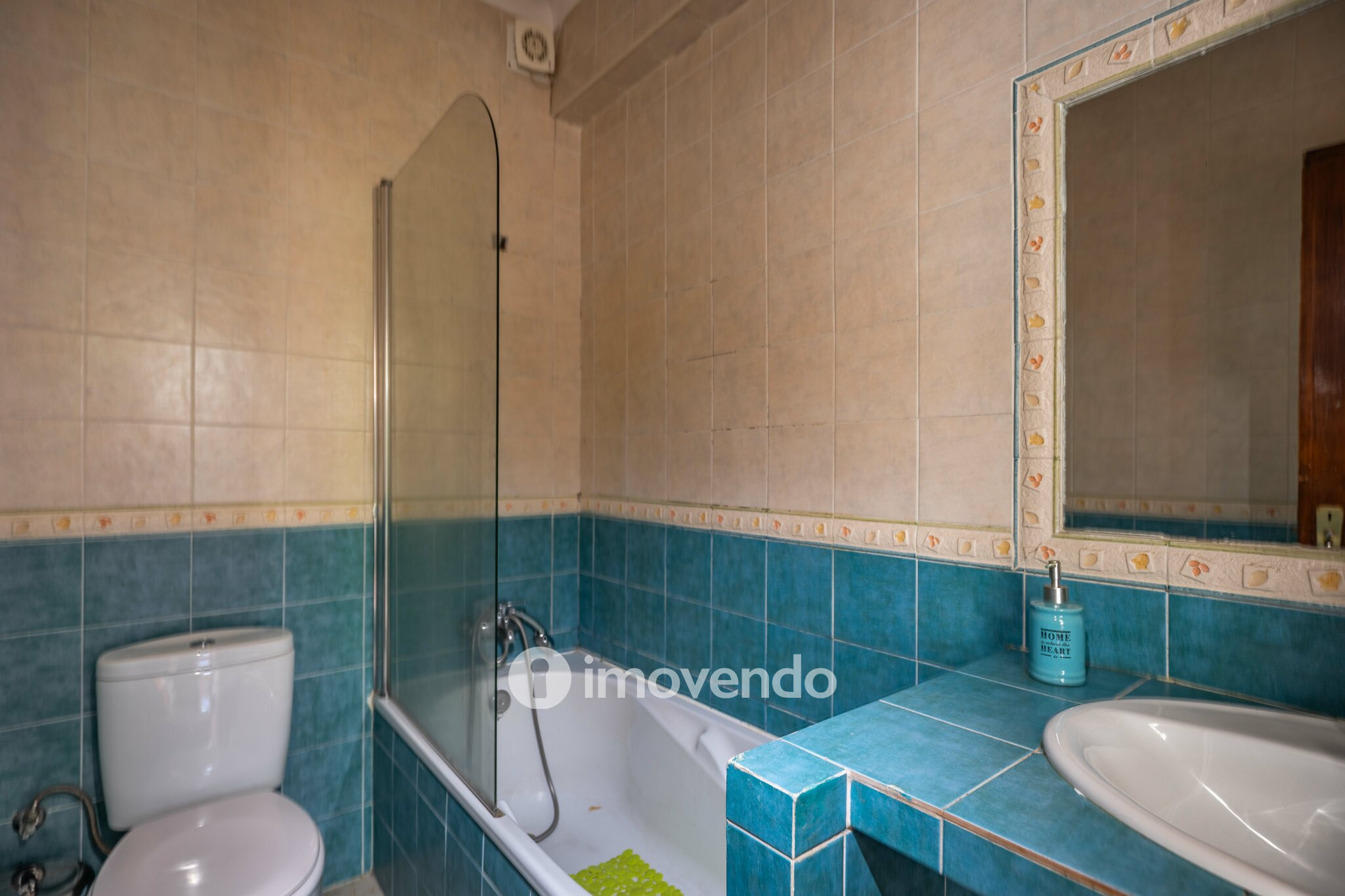 Apartamento T3, com arrecadação e boas áreas, na Estrada da Luz