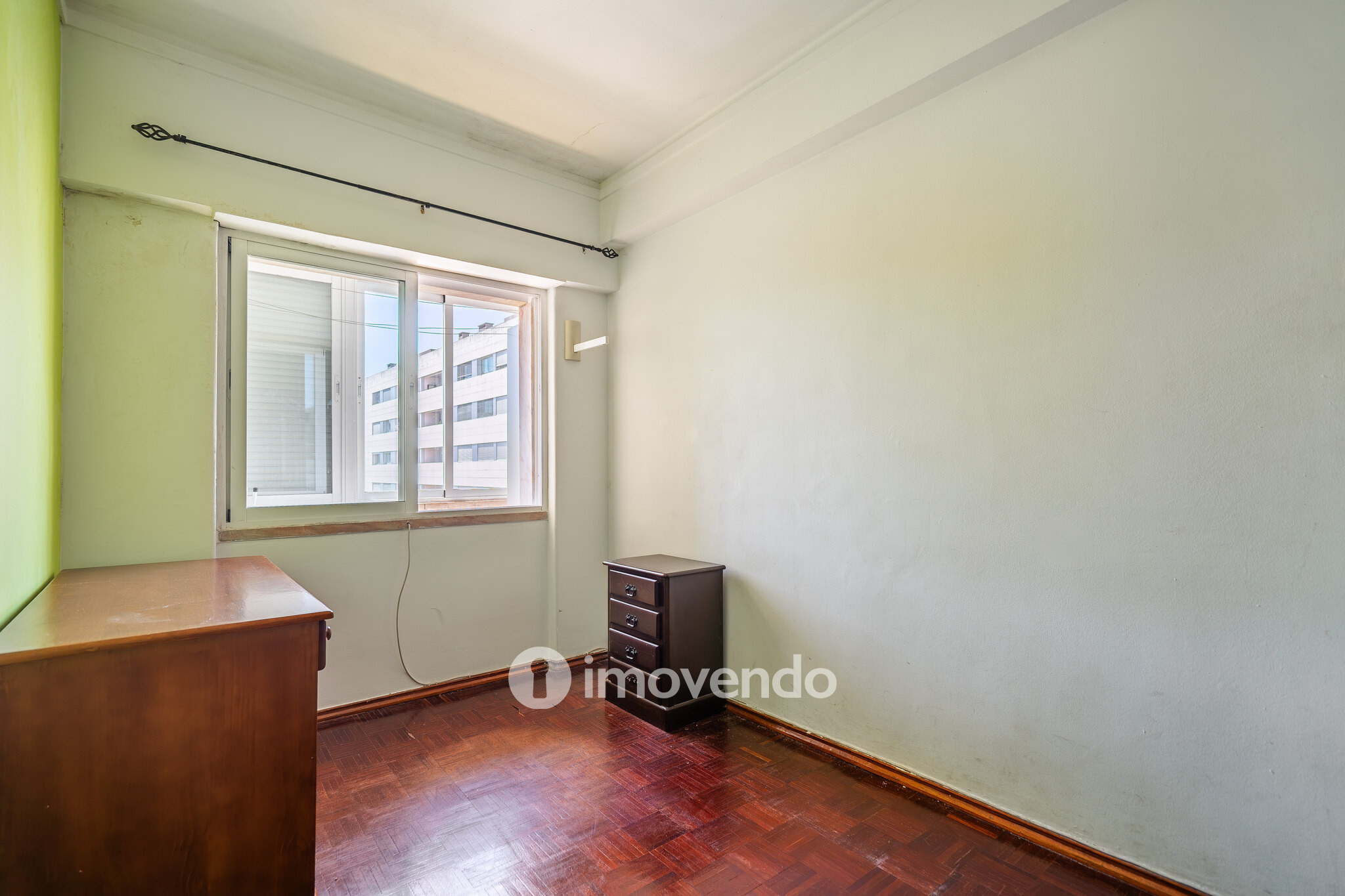 Apartamento T3, com arrecadação e boas áreas, na Estrada da Luz