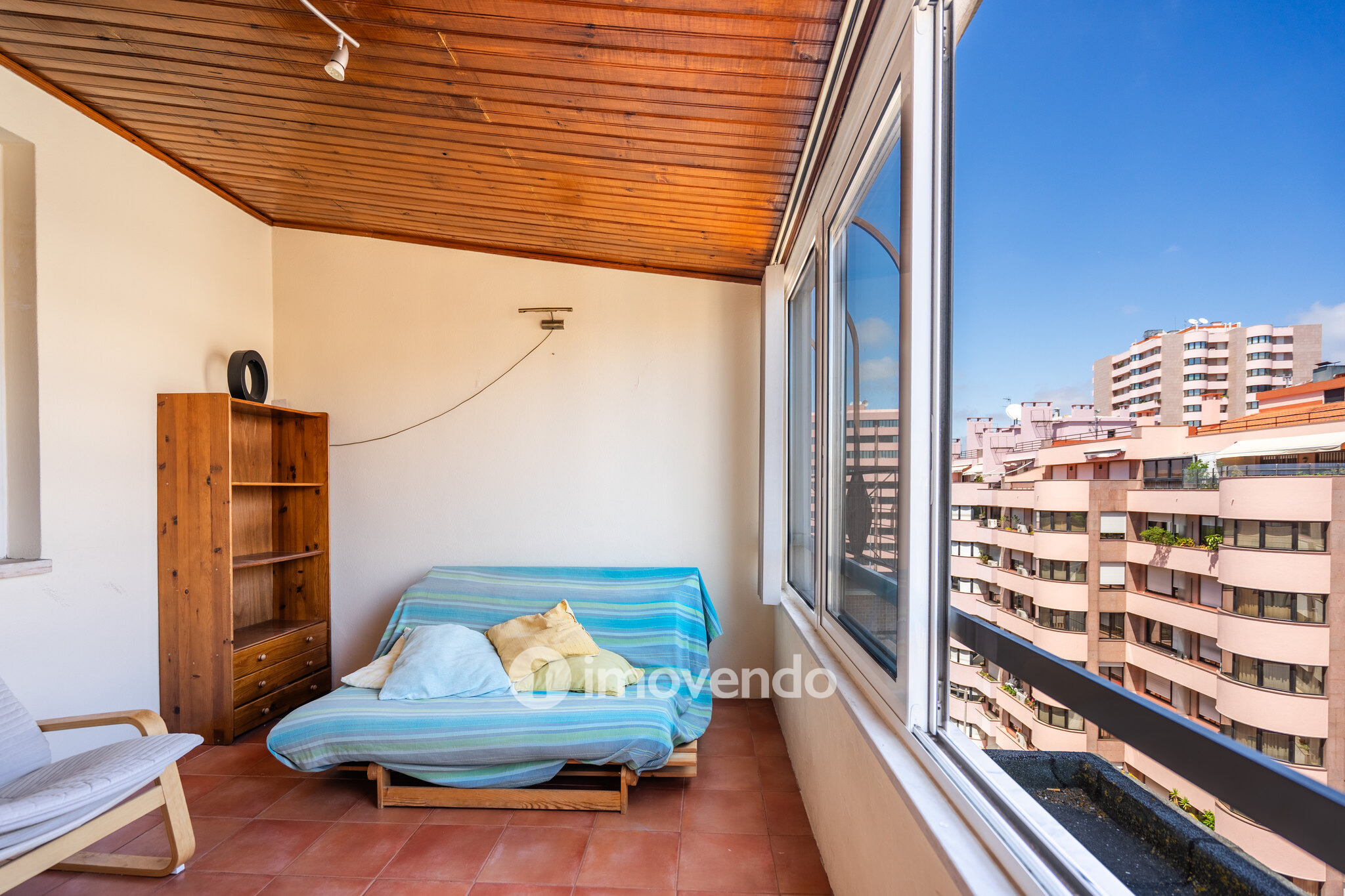 Apartamento T3, com arrecadação e boas áreas, na Estrada da Luz