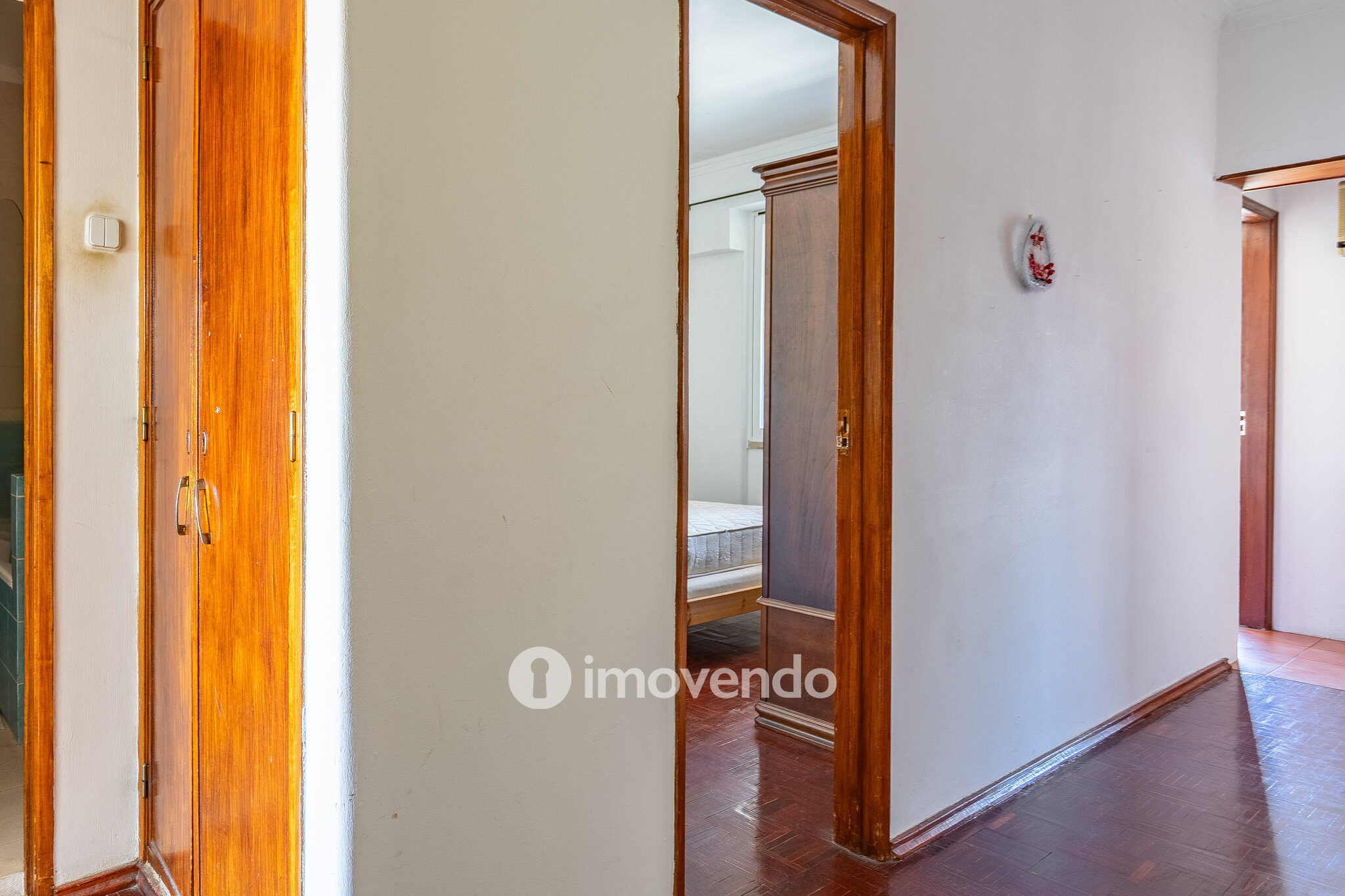 Apartamento T3, com arrecadação e boas áreas, na Estrada da Luz