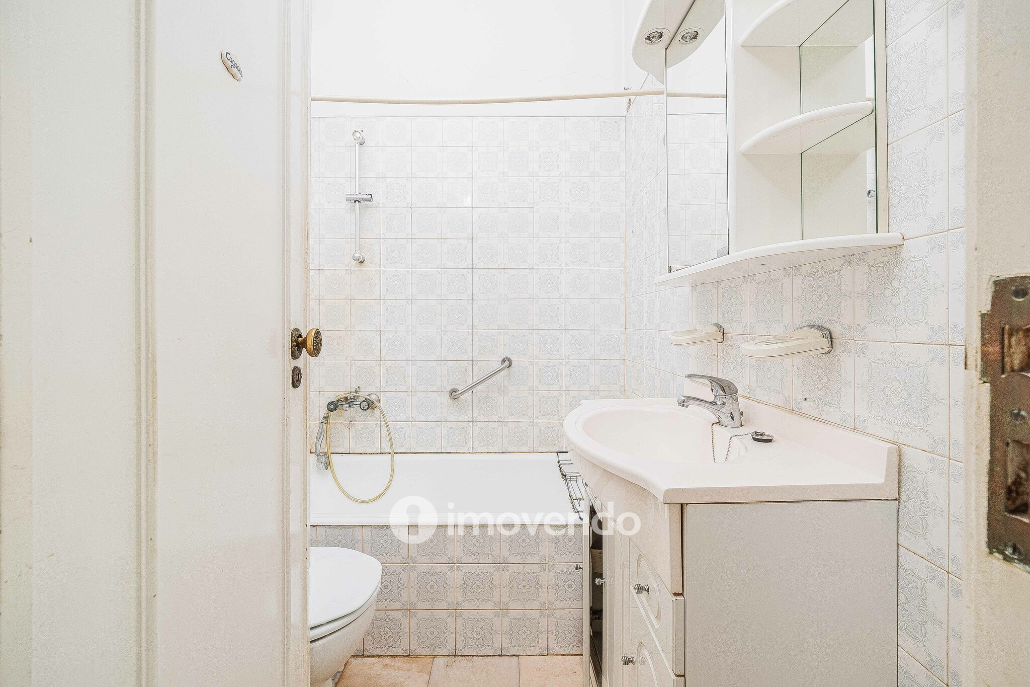 Apartamento T3 com áreas amplas, para renovação, em Benfica