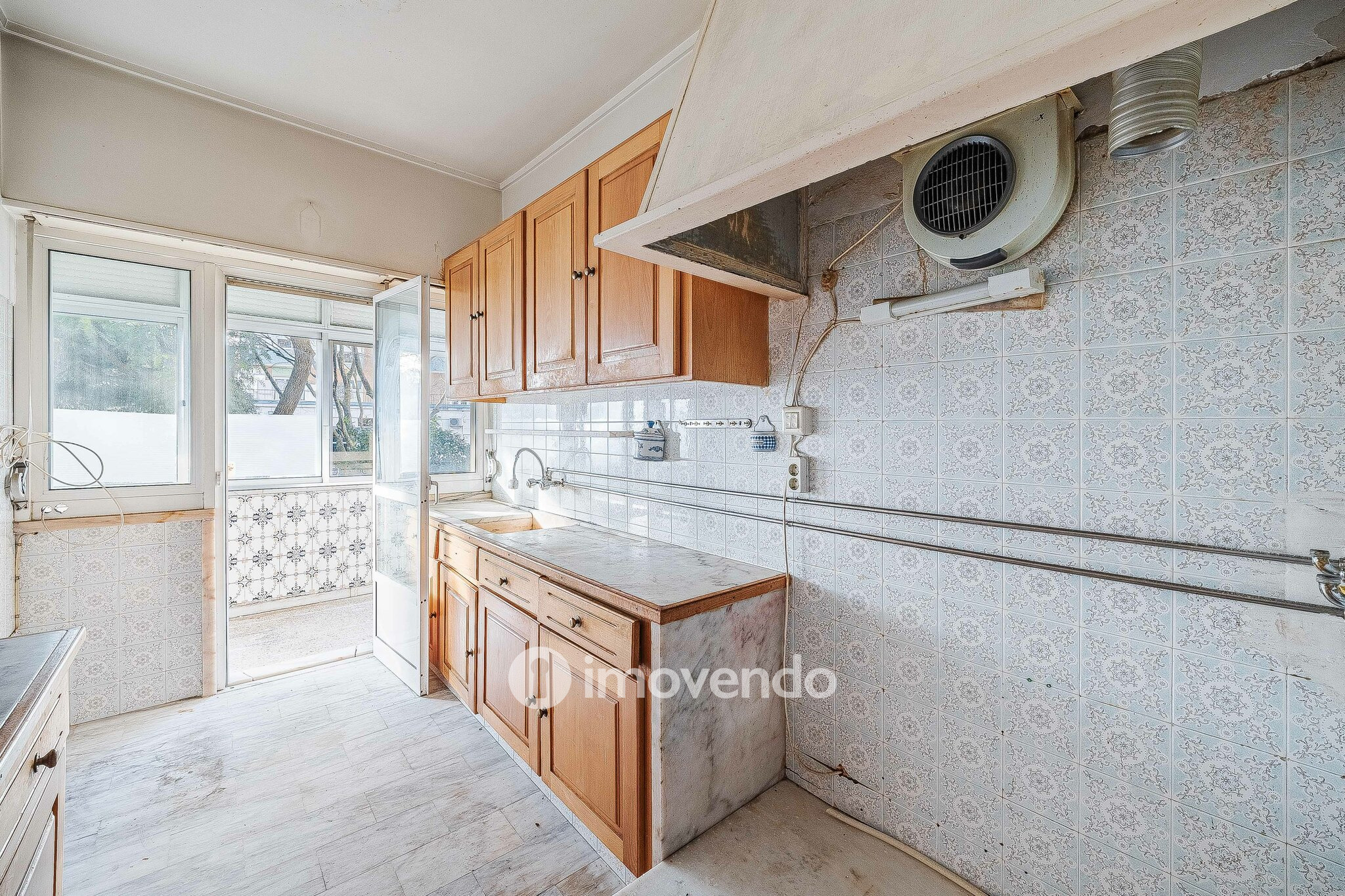 Apartamento T3 com áreas amplas, para renovação, em Benfica