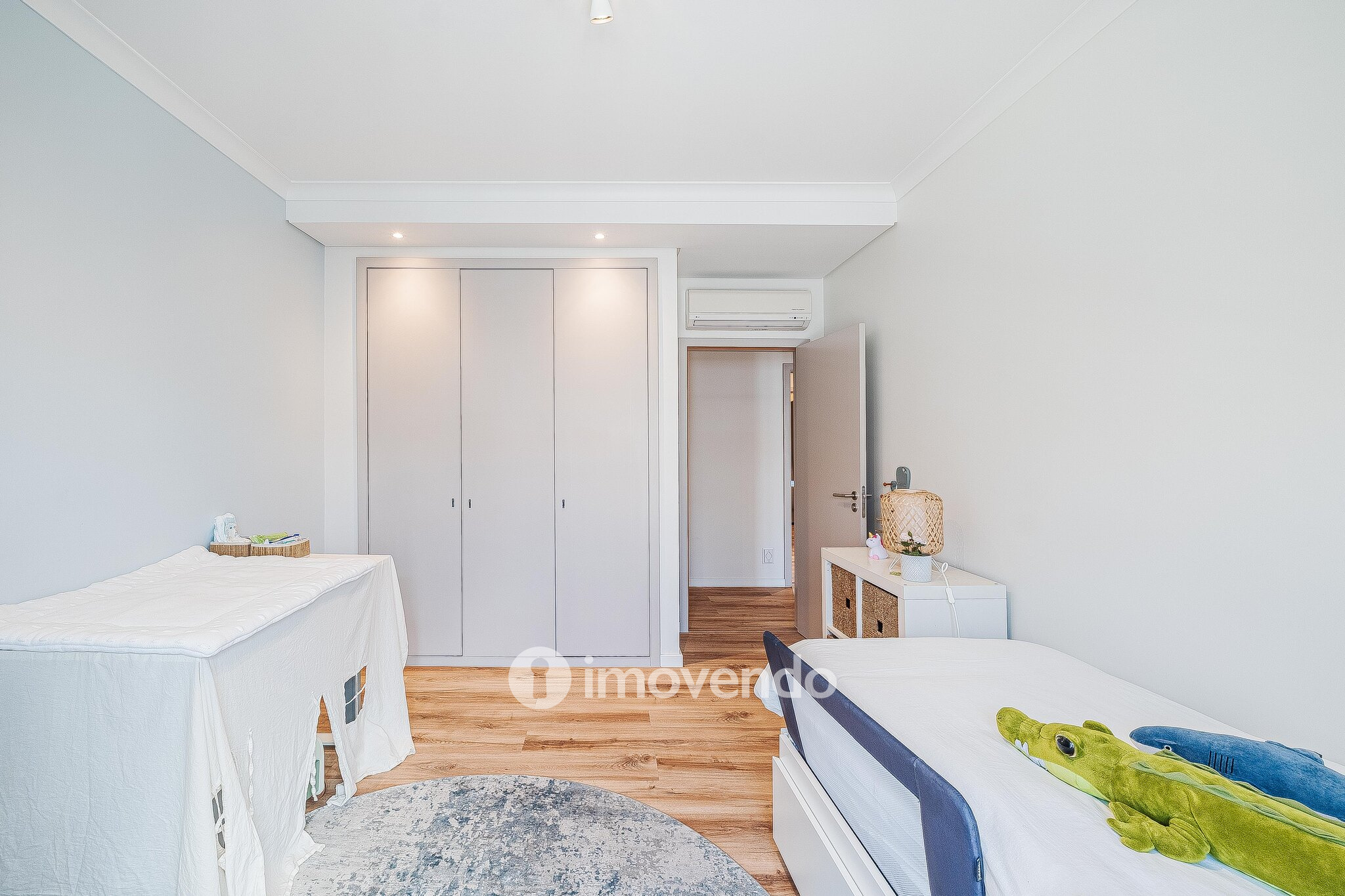Apartamento T3 com garagem, em condomínio com piscina, em Bicesse
