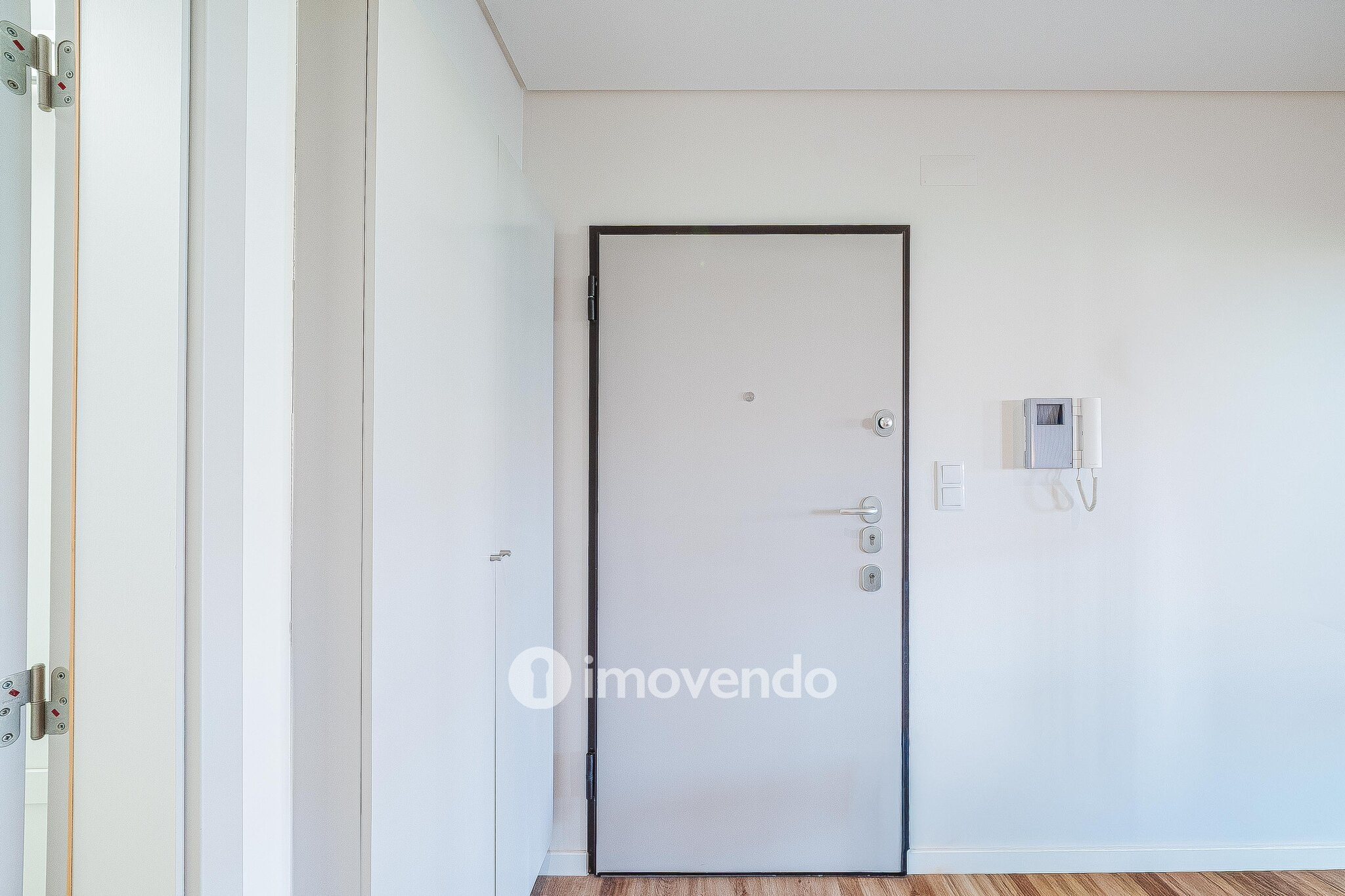 Apartamento T3 com garagem, em condomínio com piscina, em Bicesse
