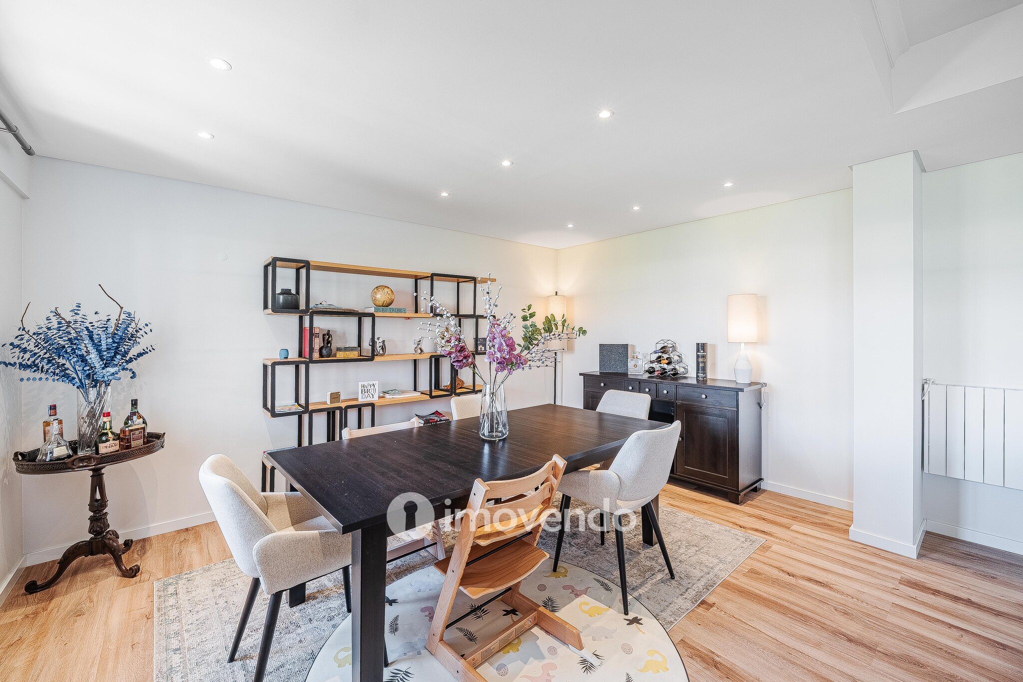 Apartamento T3 com garagem, em condomínio com piscina, em Bicesse