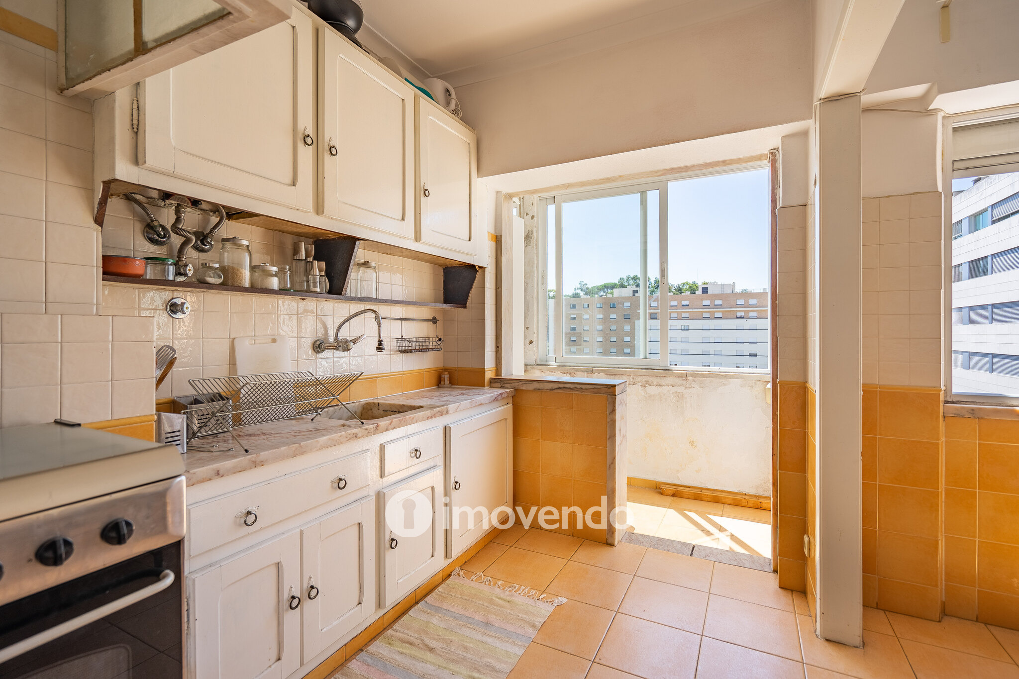 Apartamento T3, com arrecadação e boas áreas, na Estrada da Luz