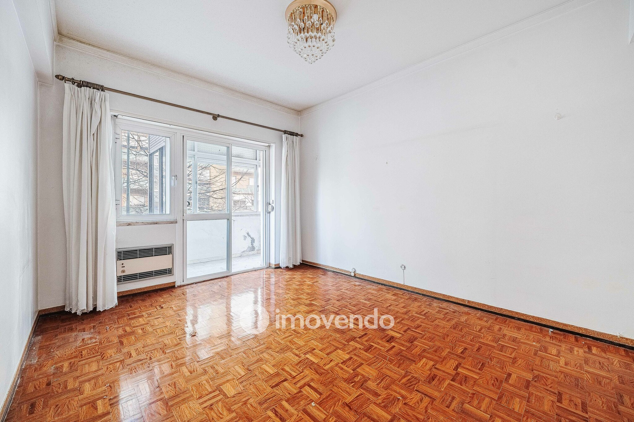 Apartamento T3 com áreas amplas, para renovação, em Benfica