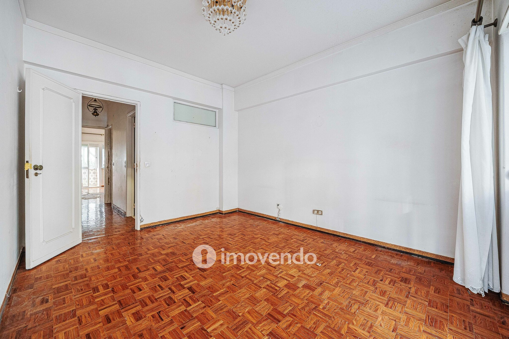 Apartamento T3 com áreas amplas, para renovação, em Benfica