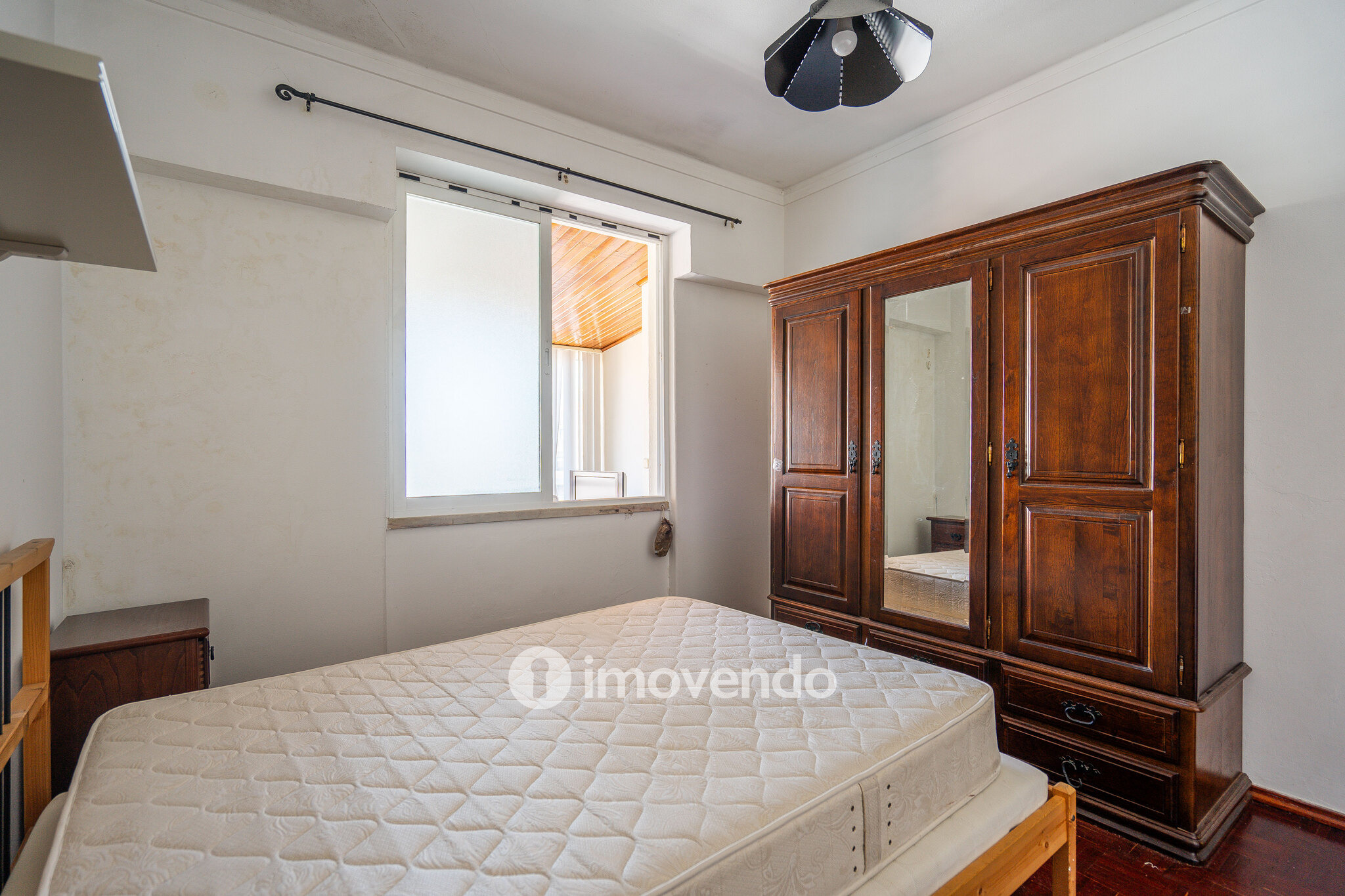 Apartamento T3, com arrecadação e boas áreas, na Estrada da Luz