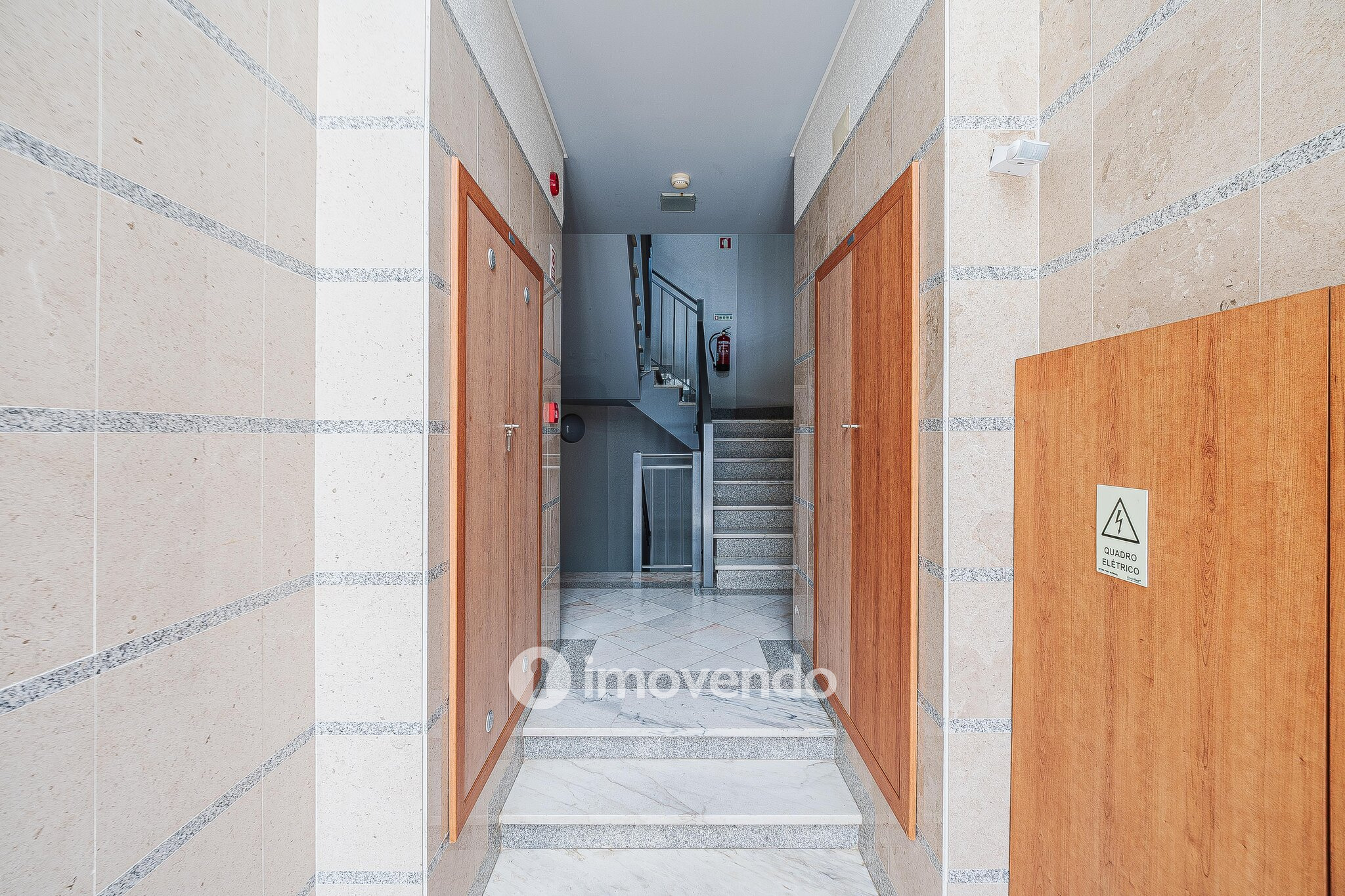 Apartamento T3 com garagem, em condomínio com piscina, em Bicesse