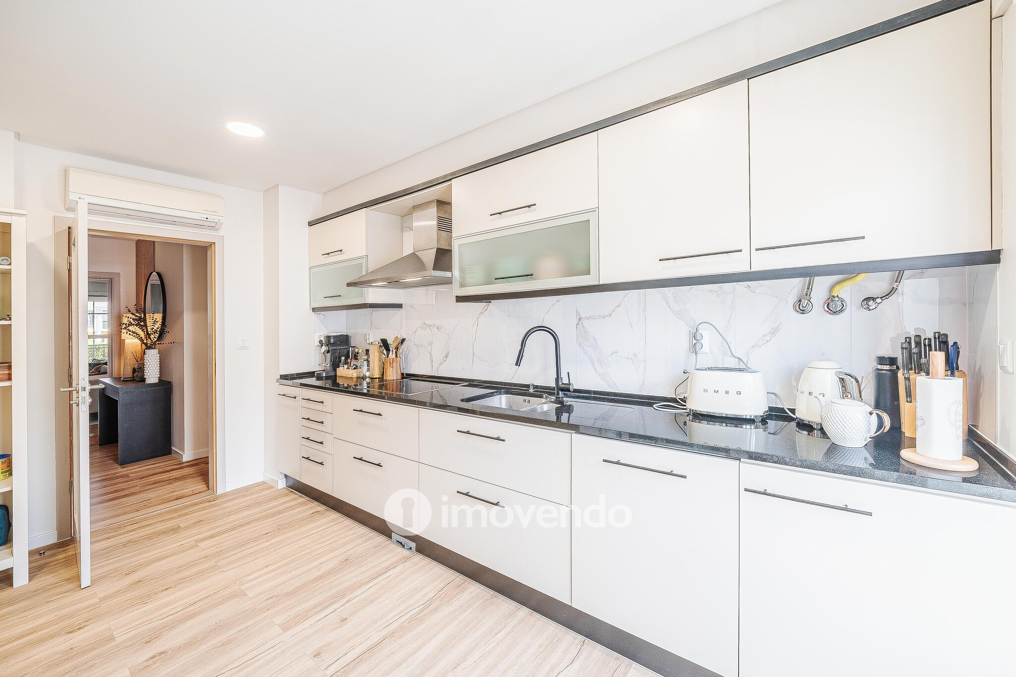 Apartamento T3 com garagem, em condomínio com piscina, em Bicesse