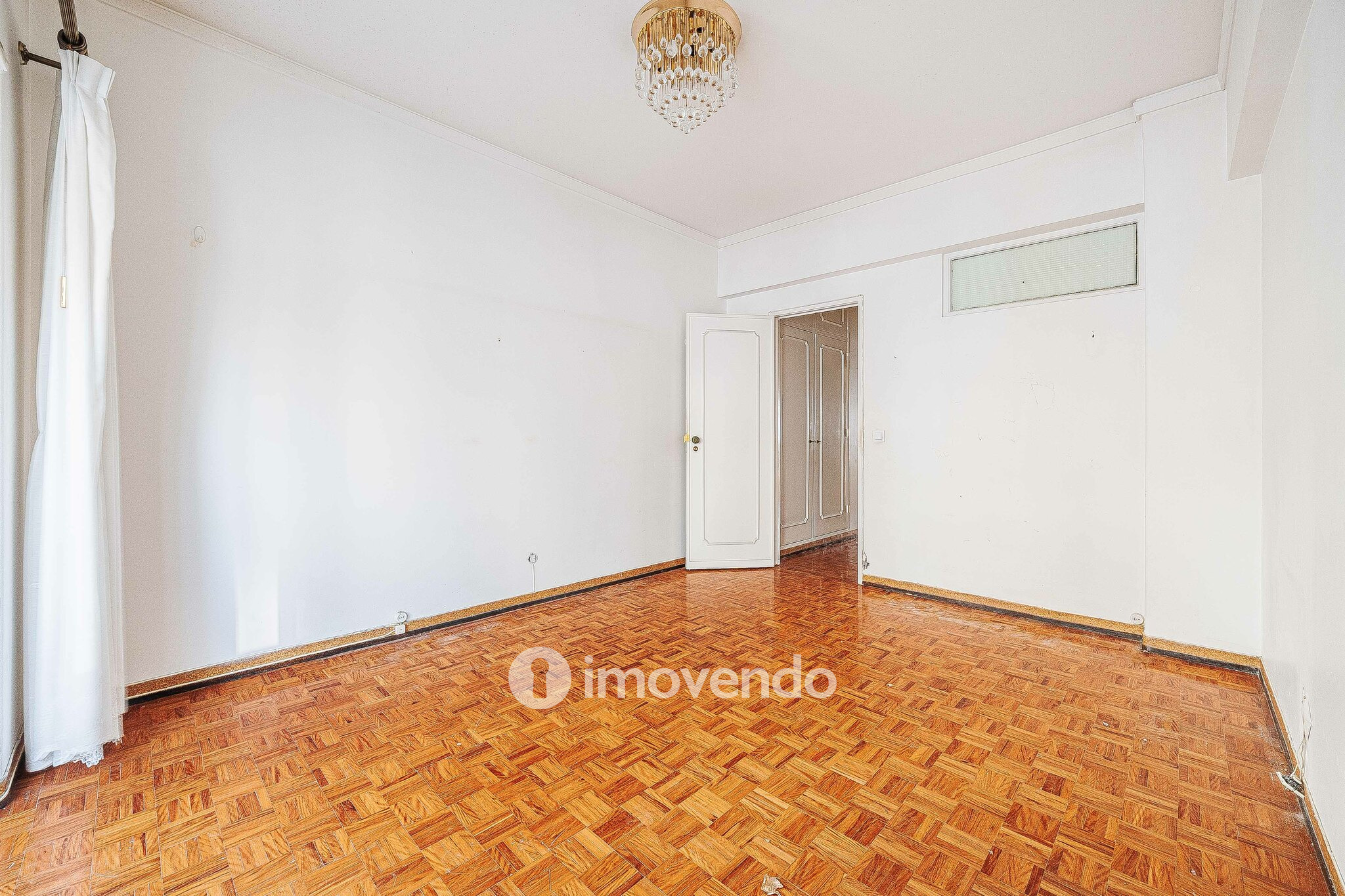 Apartamento T3 com áreas amplas, para renovação, em Benfica