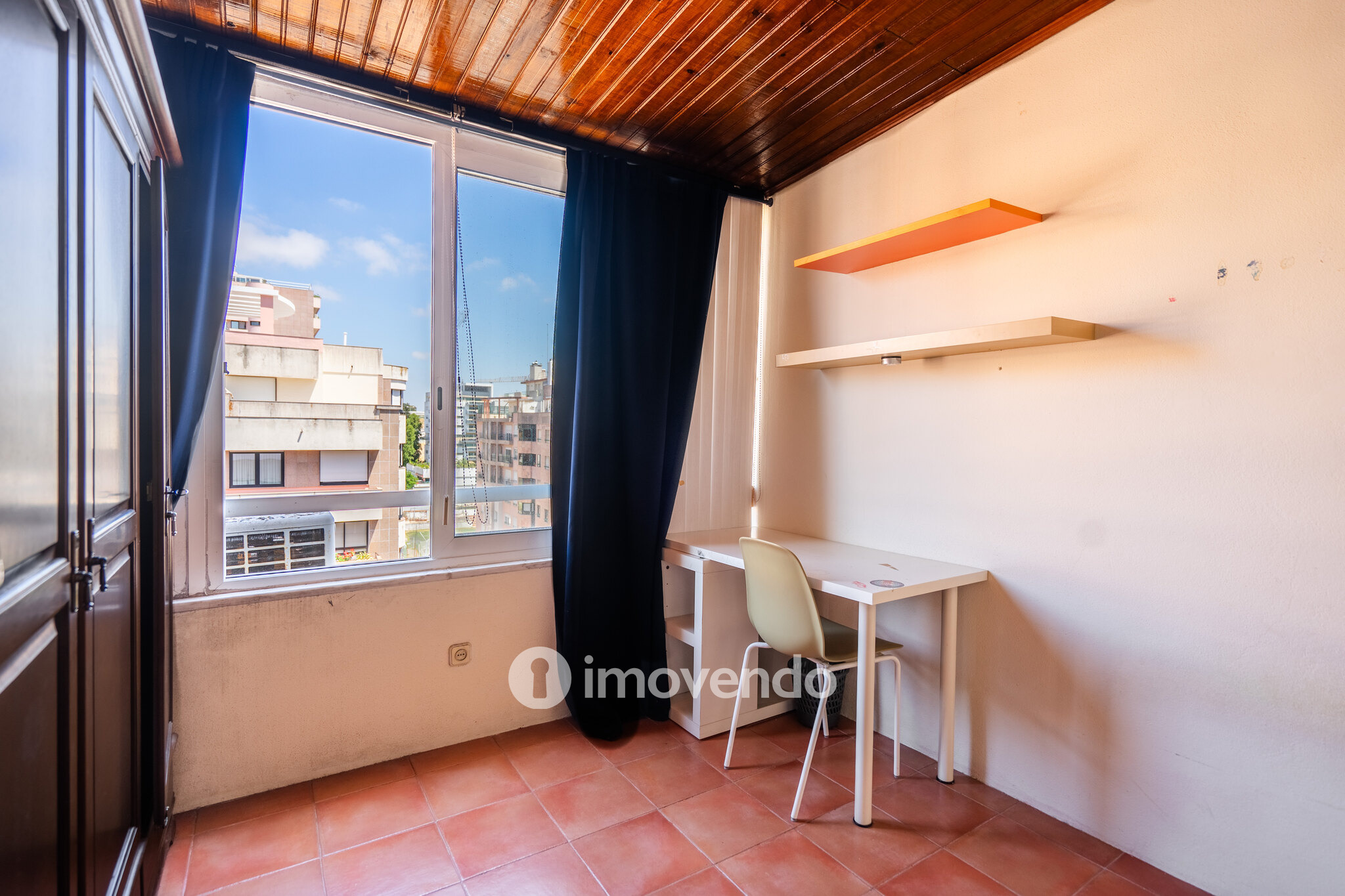 Apartamento T3, com arrecadação e boas áreas, na Estrada da Luz