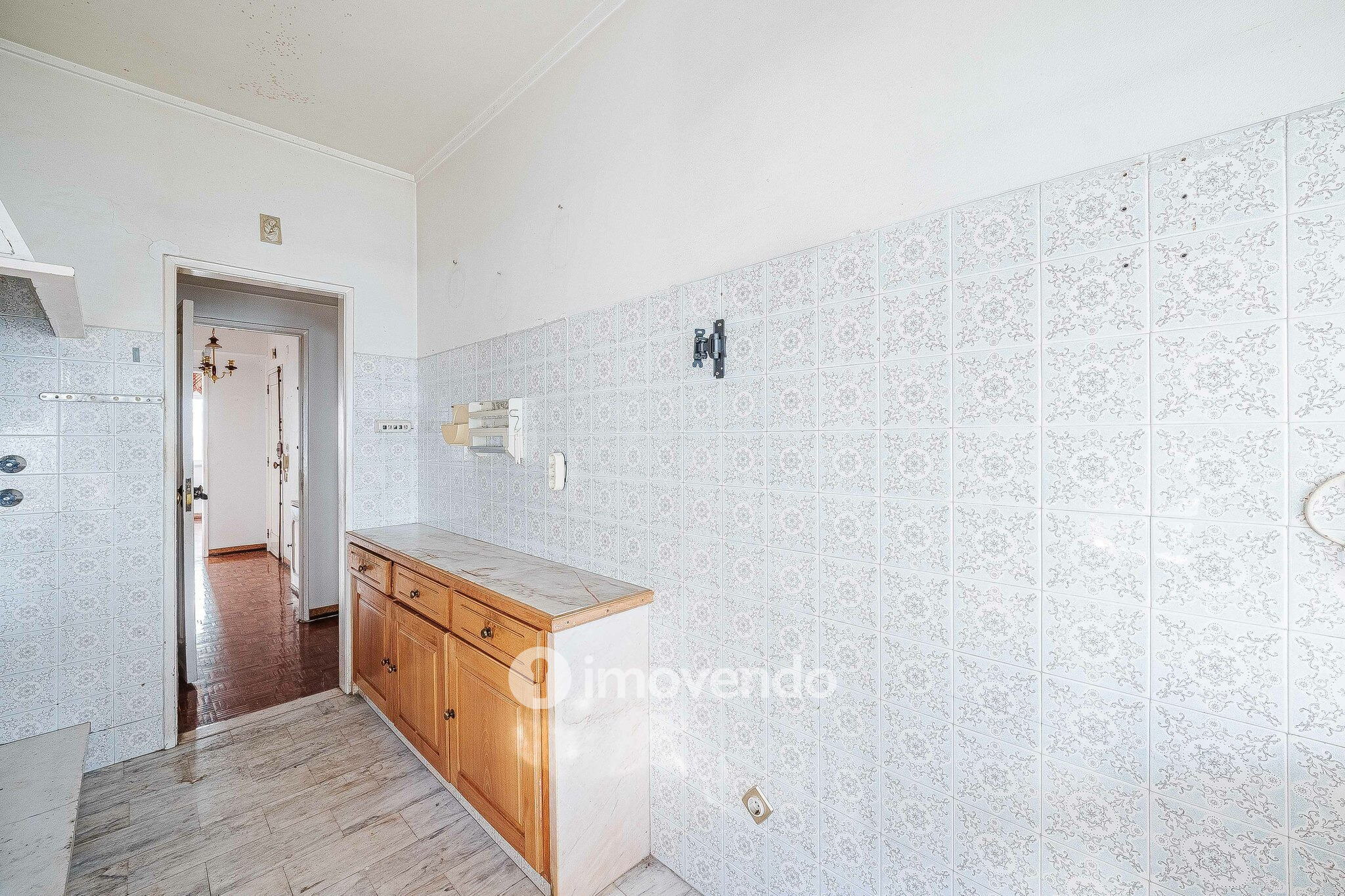 Apartamento T3 com áreas amplas, para renovação, em Benfica