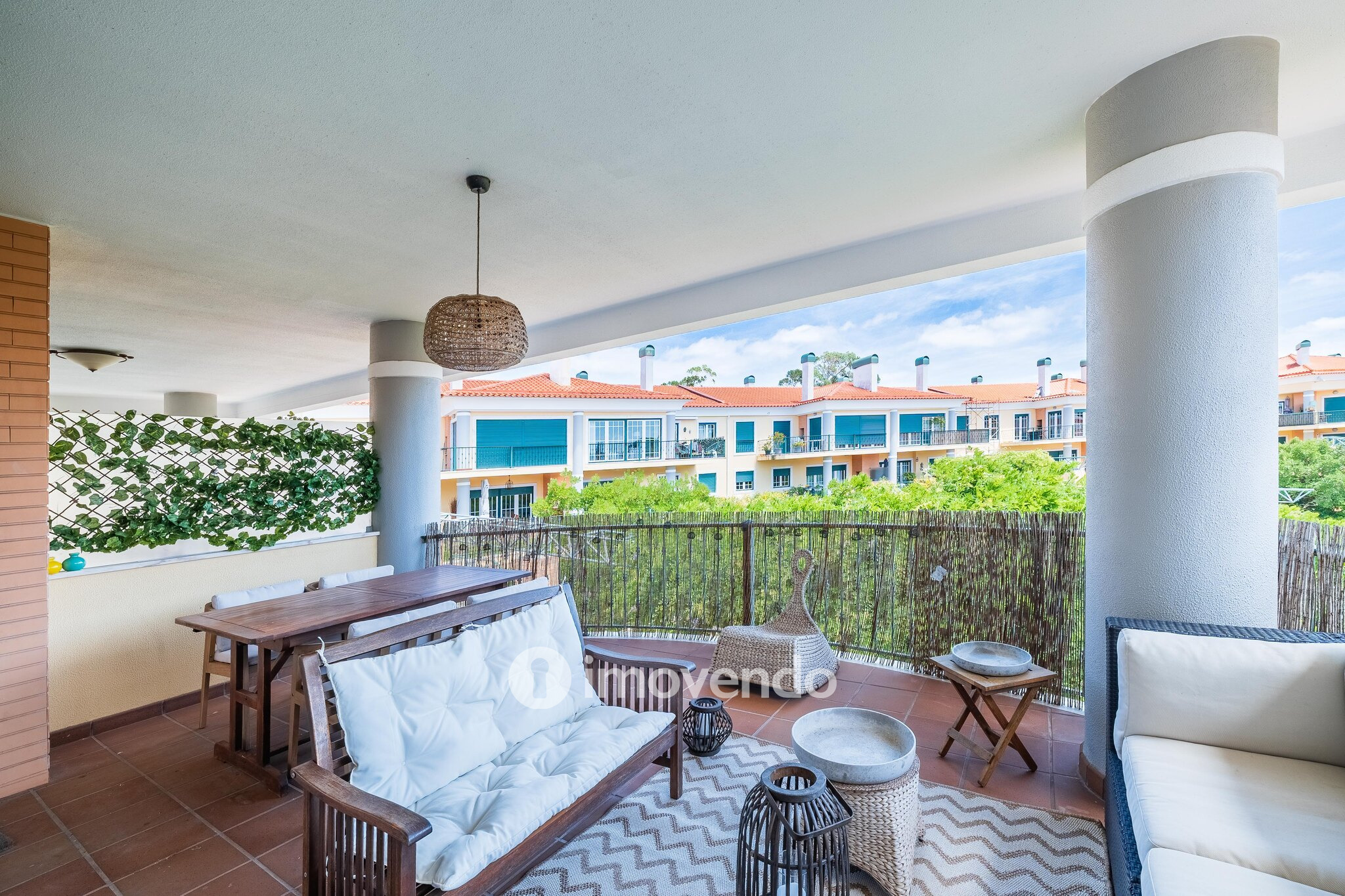 Apartamento T3 com garagem, em condomínio com piscina, em Bicesse