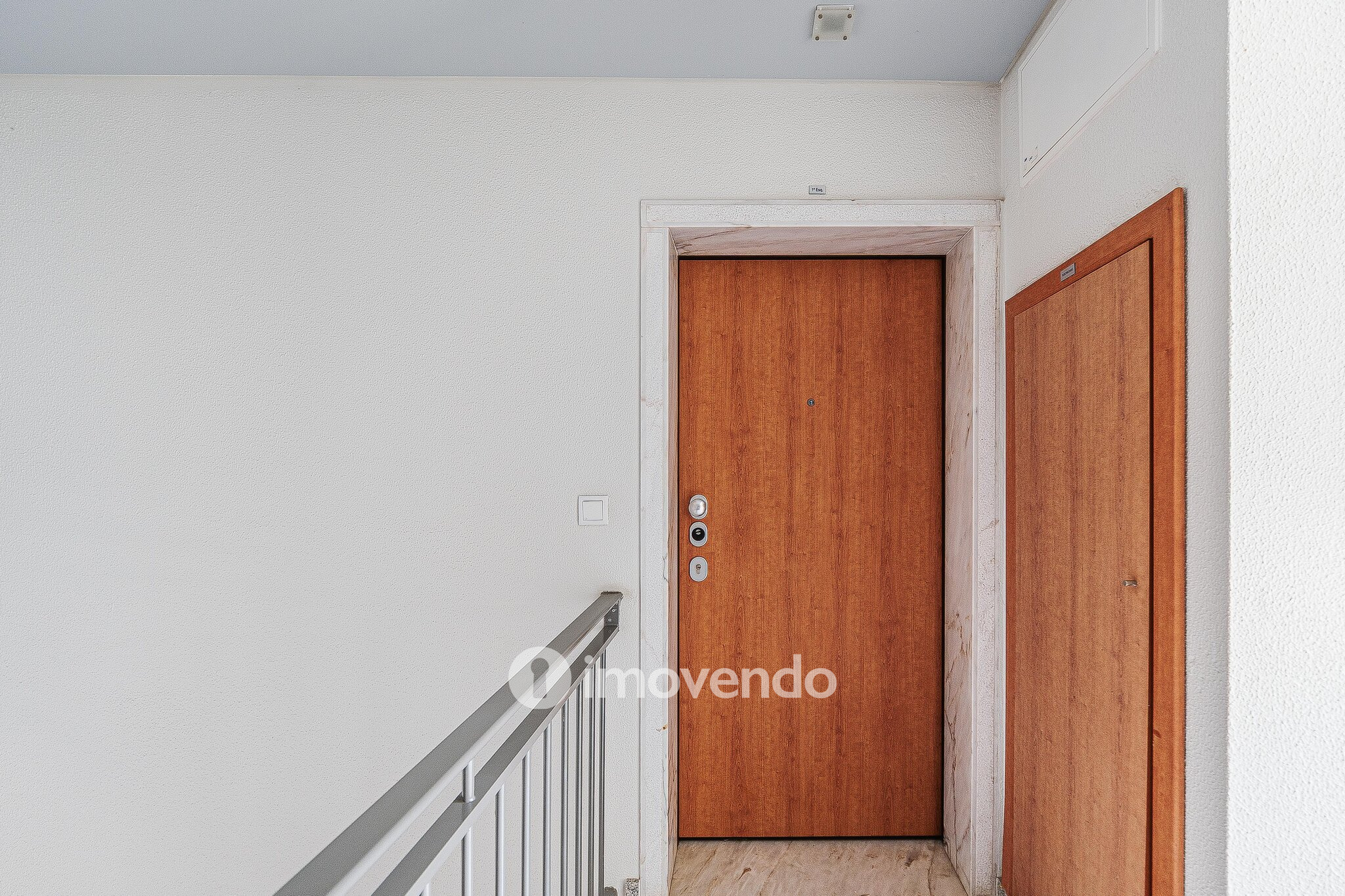 Apartamento T3 com garagem, em condomínio com piscina, em Bicesse